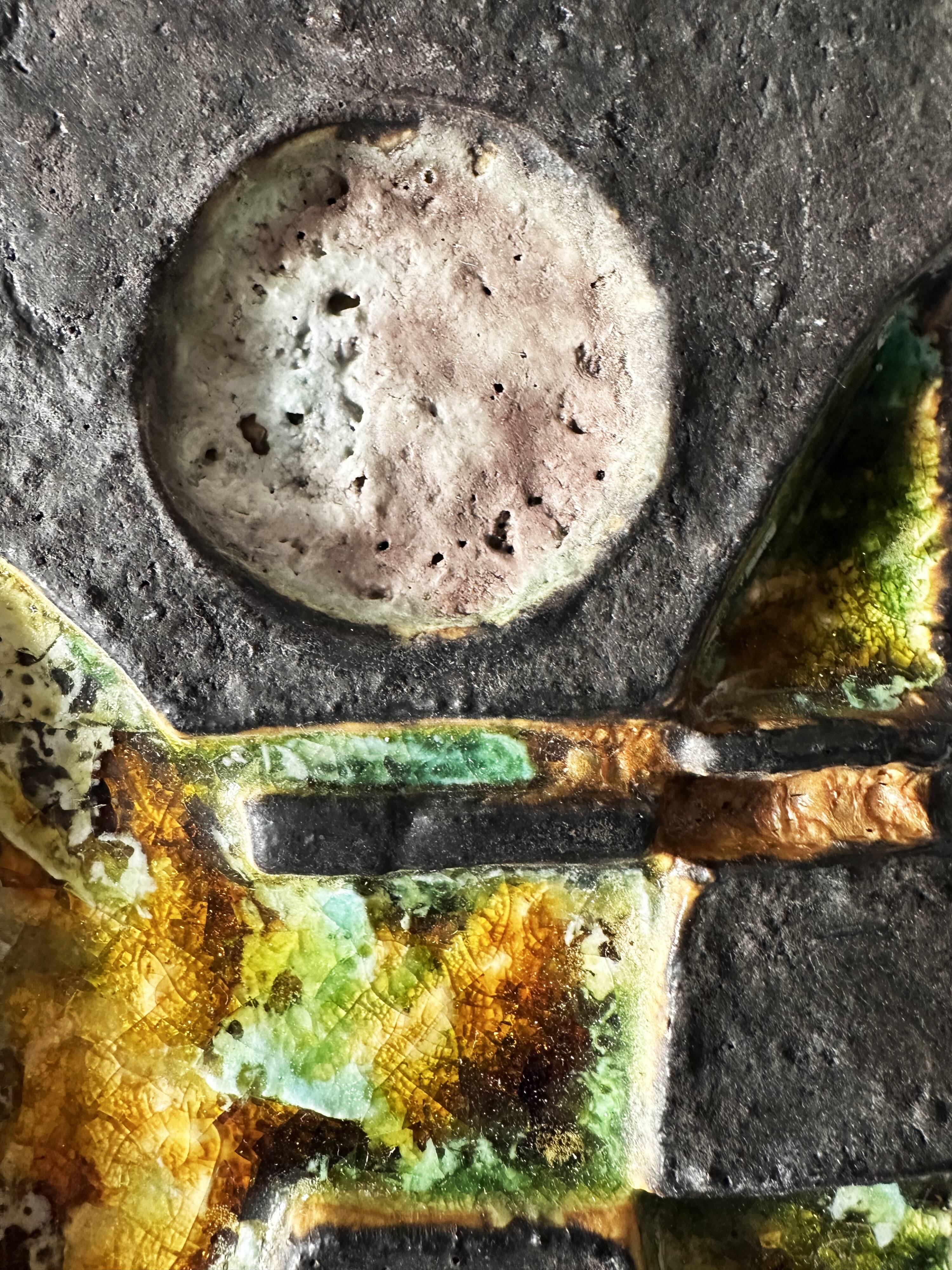 Sculpture murale cubiste en terre cuite émaillée. Allemagne, années 60