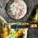 Sculpture murale cubiste en terre cuite émaillée. Allemagne, années 60