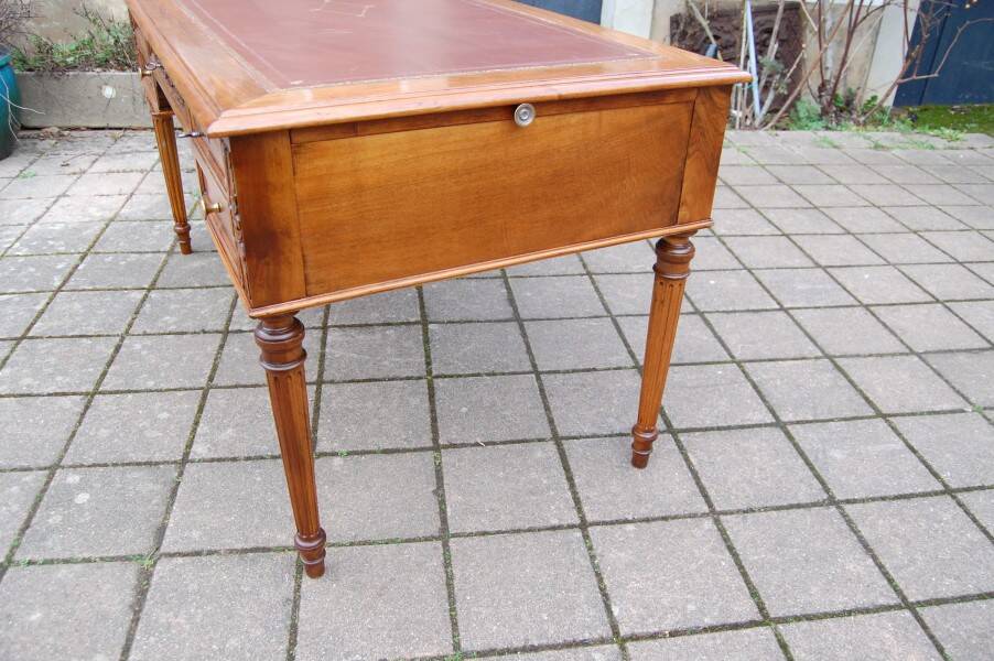 Napoleon III desk in Louis XVI style made of walnut from the late 19th century.