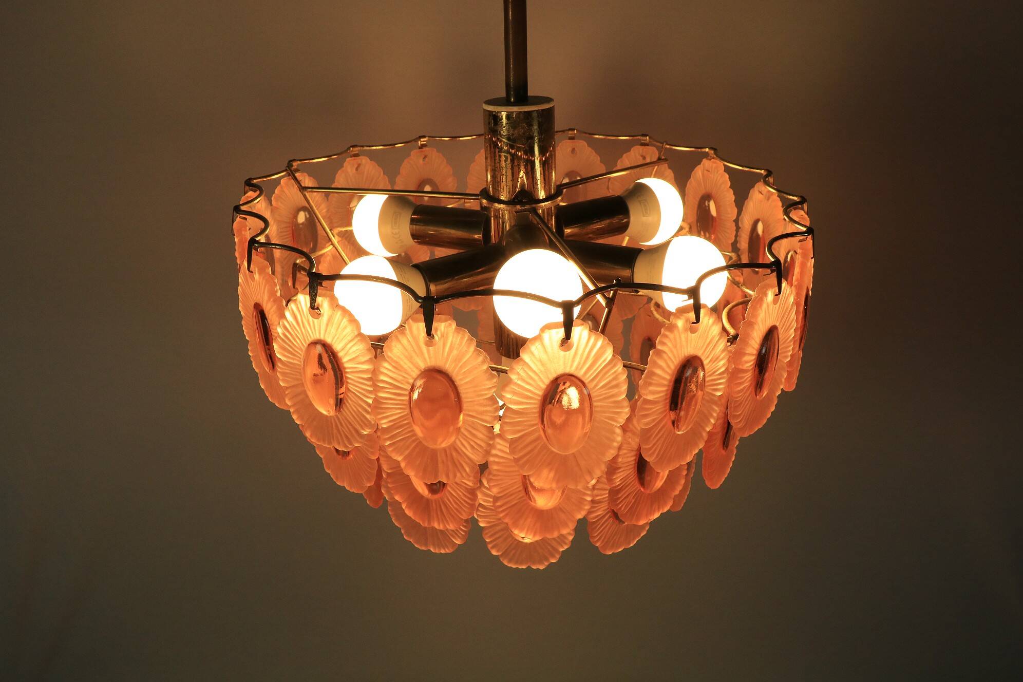Chandelier vintage des années 70 avec 51 médaillons en verre rose, 37 cm