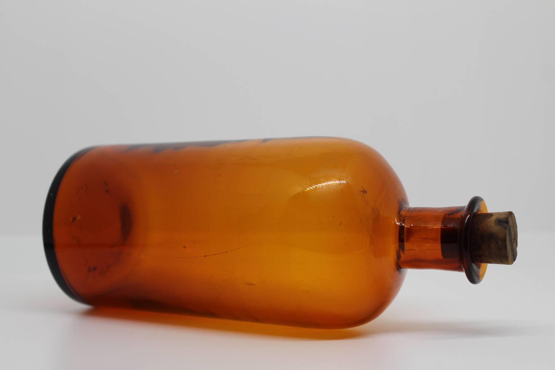 Flacon ambré en verre soufflé