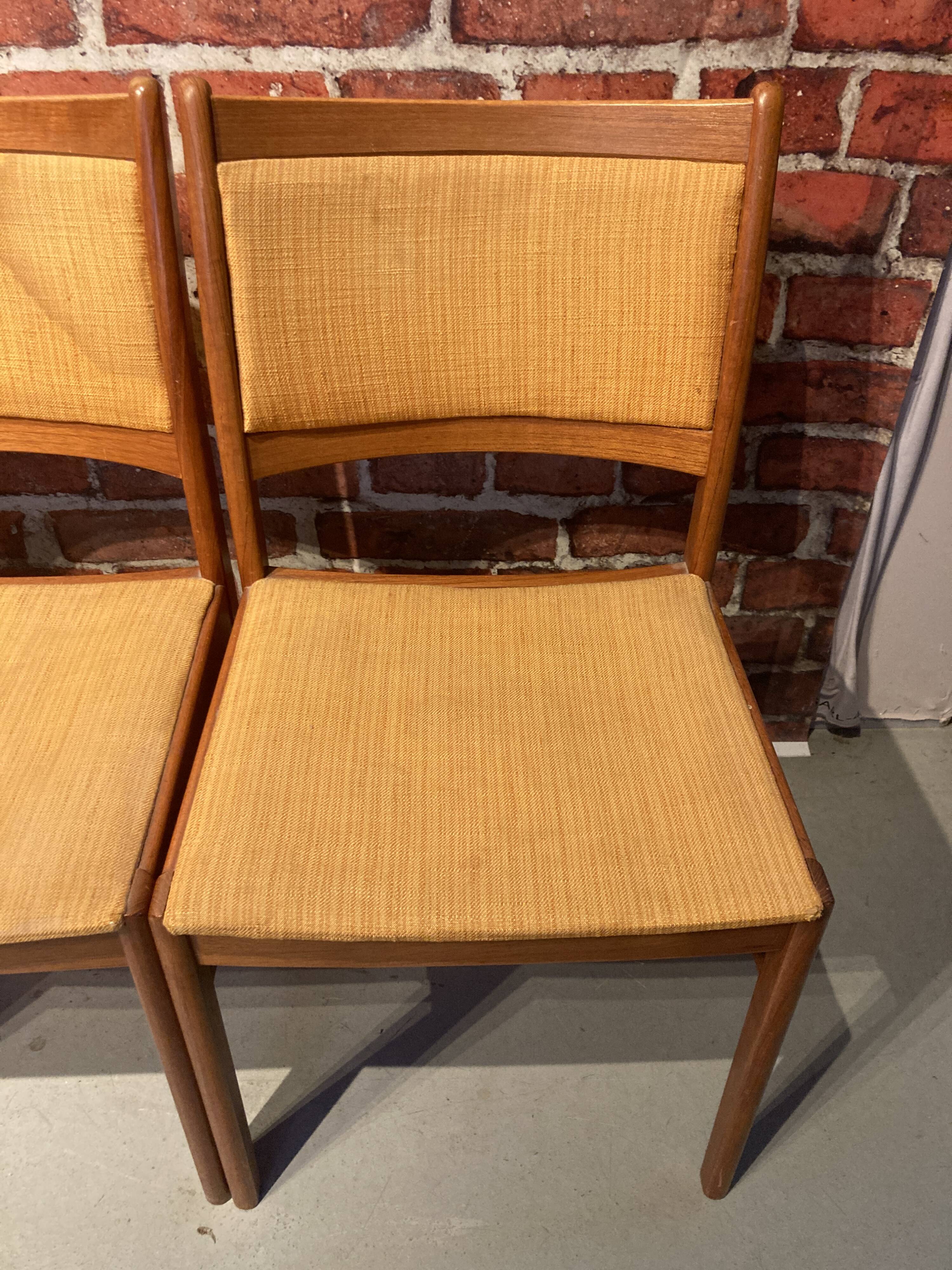 Set of 6 wooden chairs