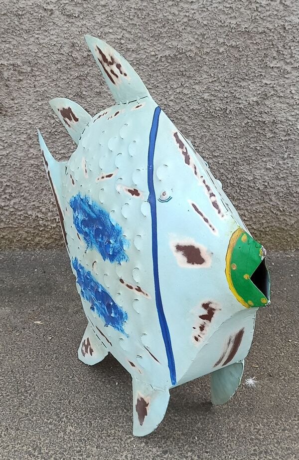 Poisson en métal bleu