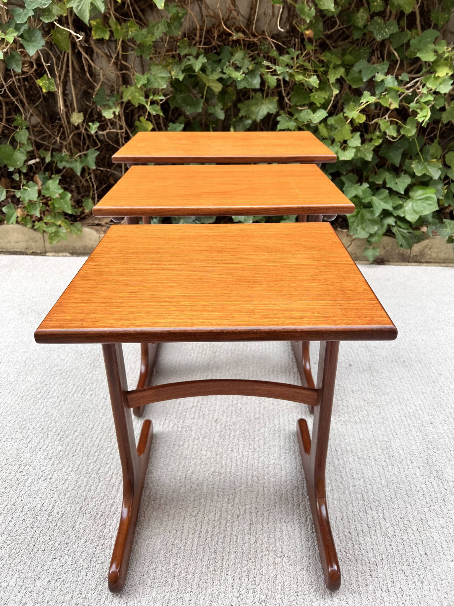 Tables gigognes scandinave vintage en teck par "Victor B Wilkins"