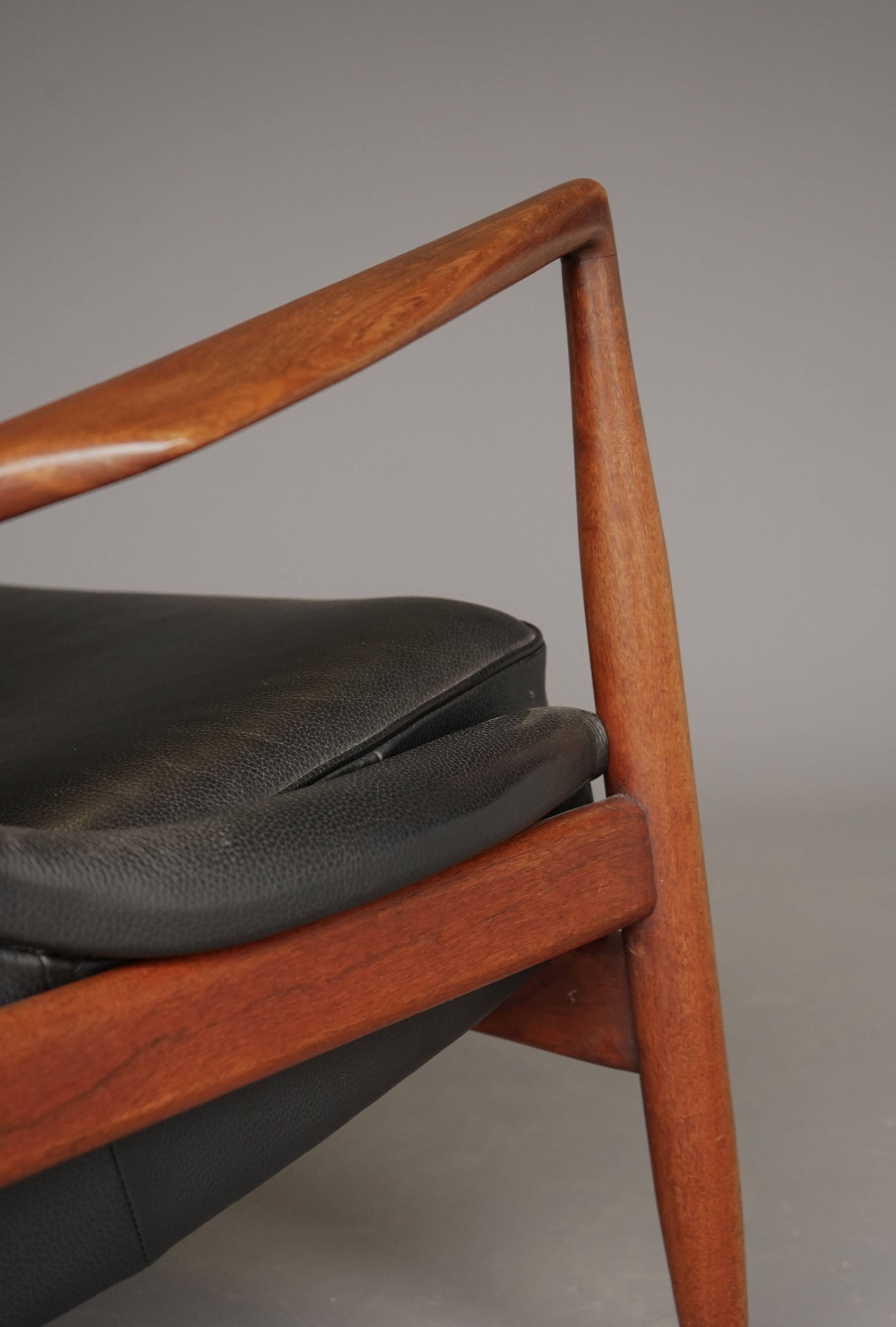 Fauteuil Seal en cuir et teck Ib Kofod-Larsen pour OPE, Suède, années 1960.