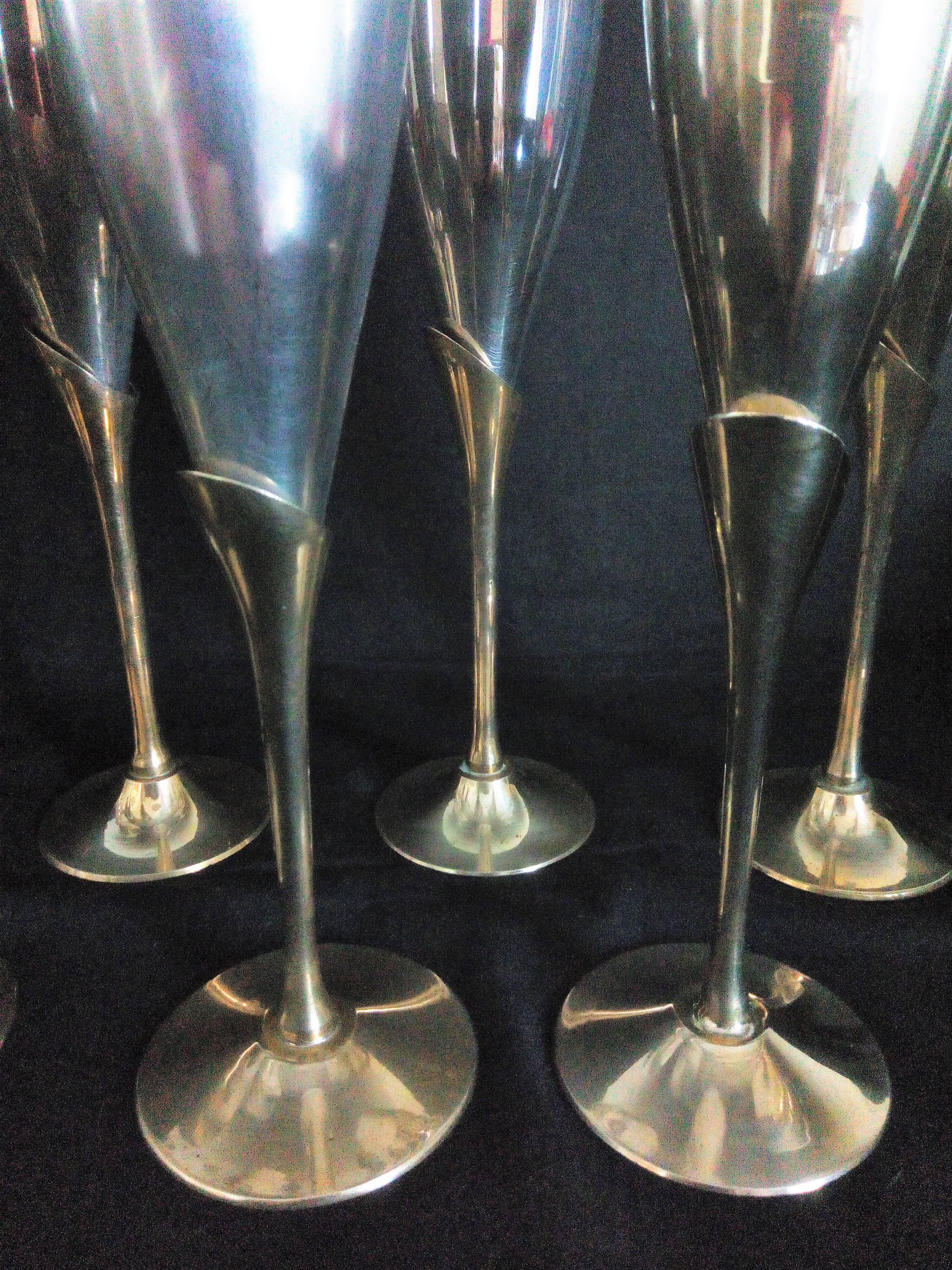 Lot of 12 silver metal flutes on brass stand