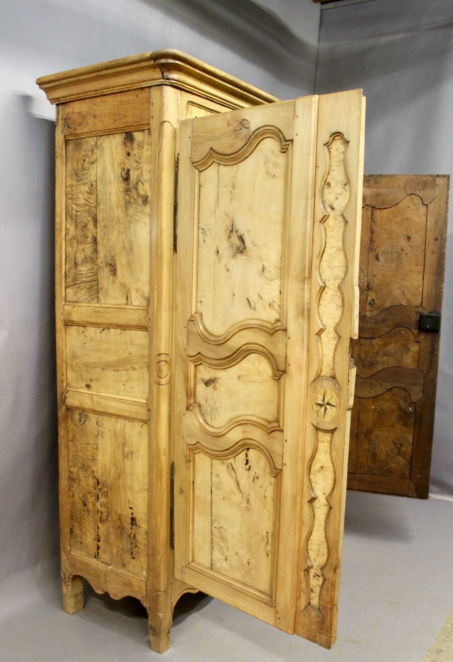 19th Century Bressane Cabinet in Burl Ash