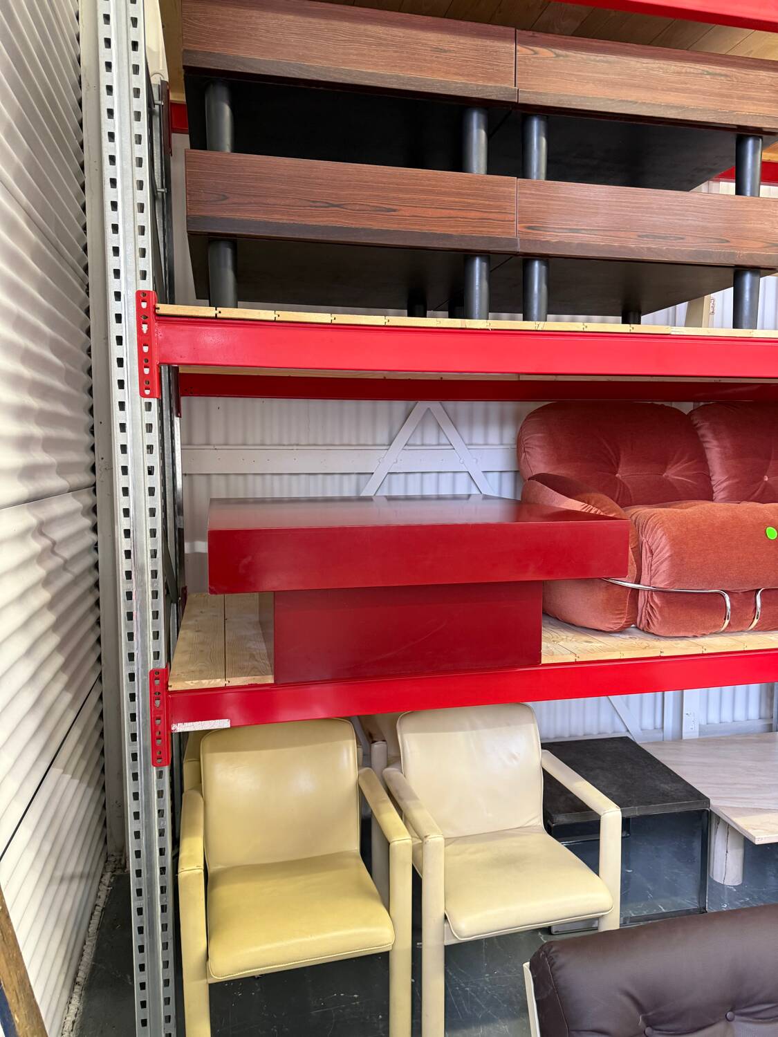 Table basse italienne rouge du milieu du siècle avec plateau en verre