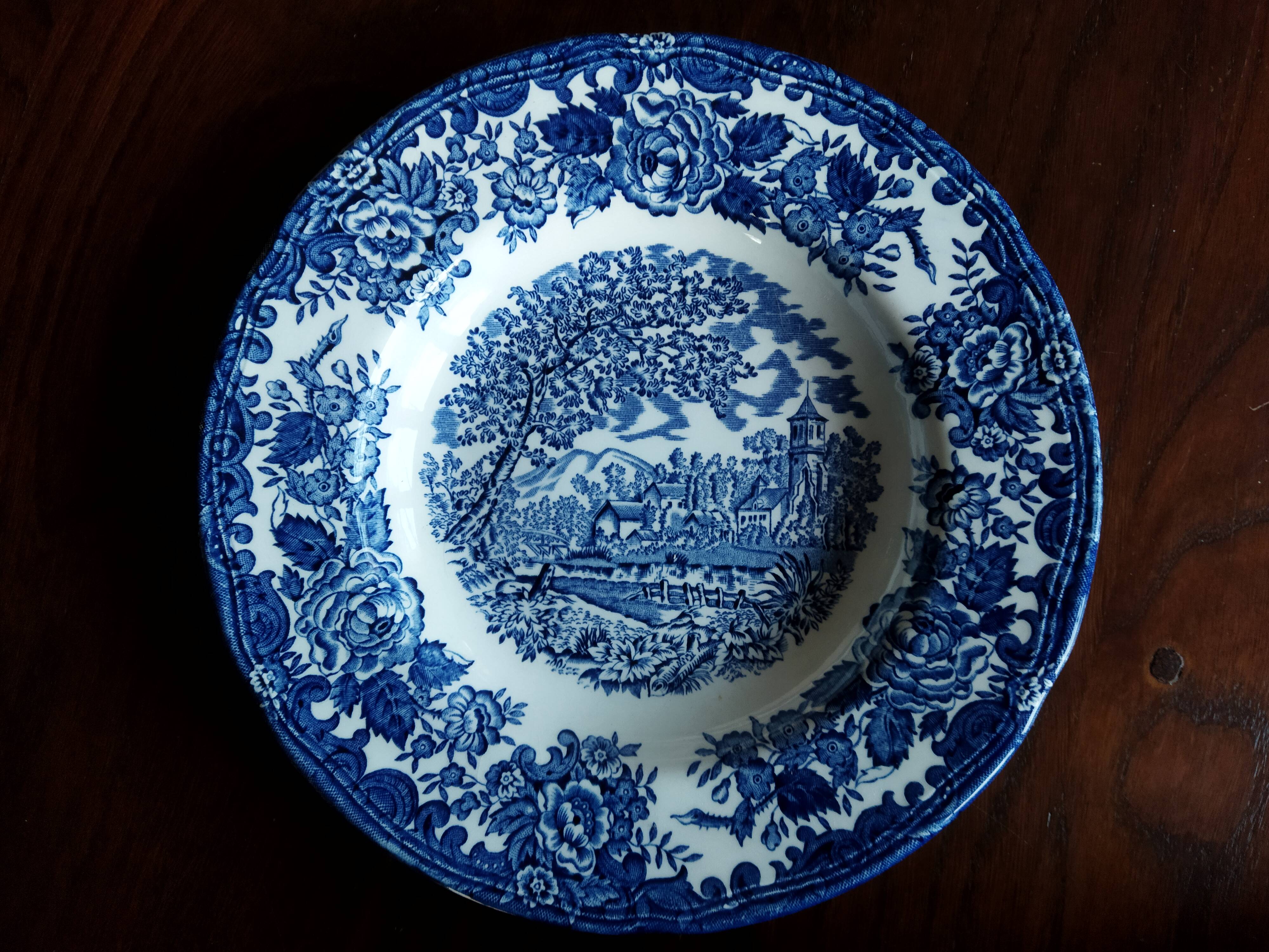 lot de 4 assiettes a dessert en porcelaine de limoges blanche a fleurs, le bord d'une est different