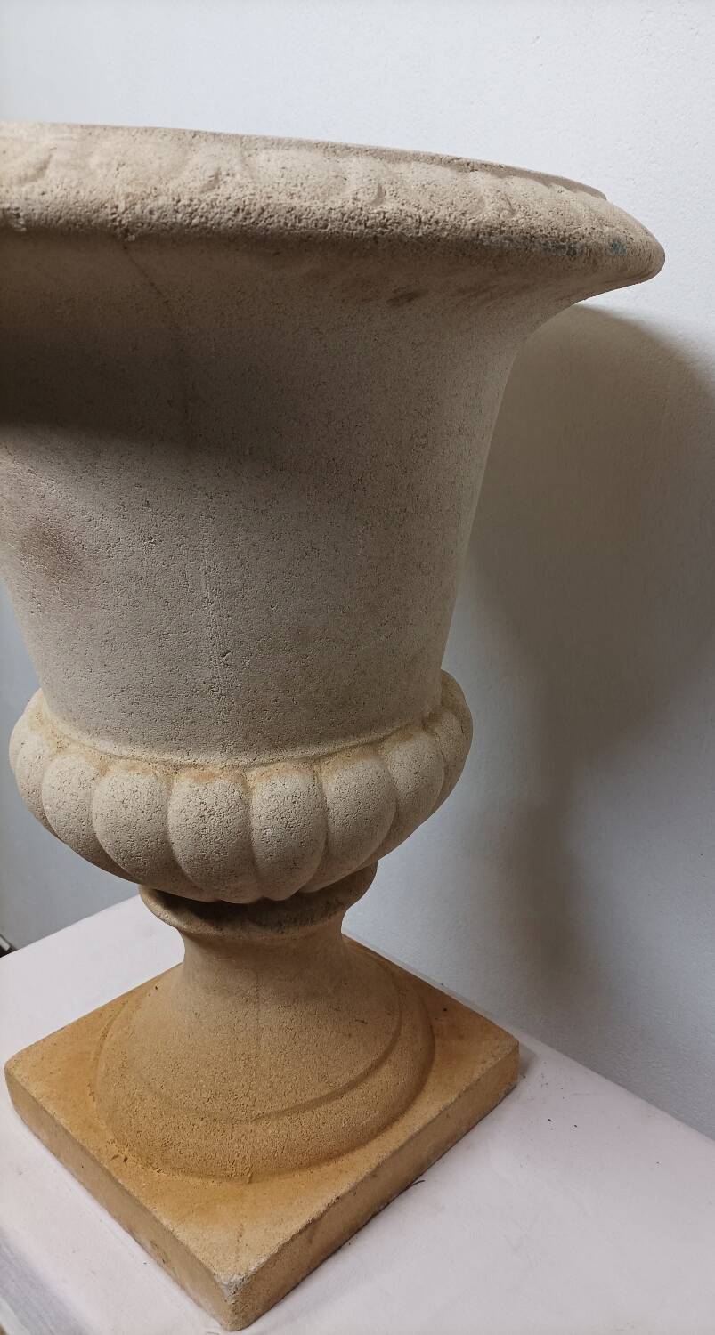 Large Médicis stone planter basin