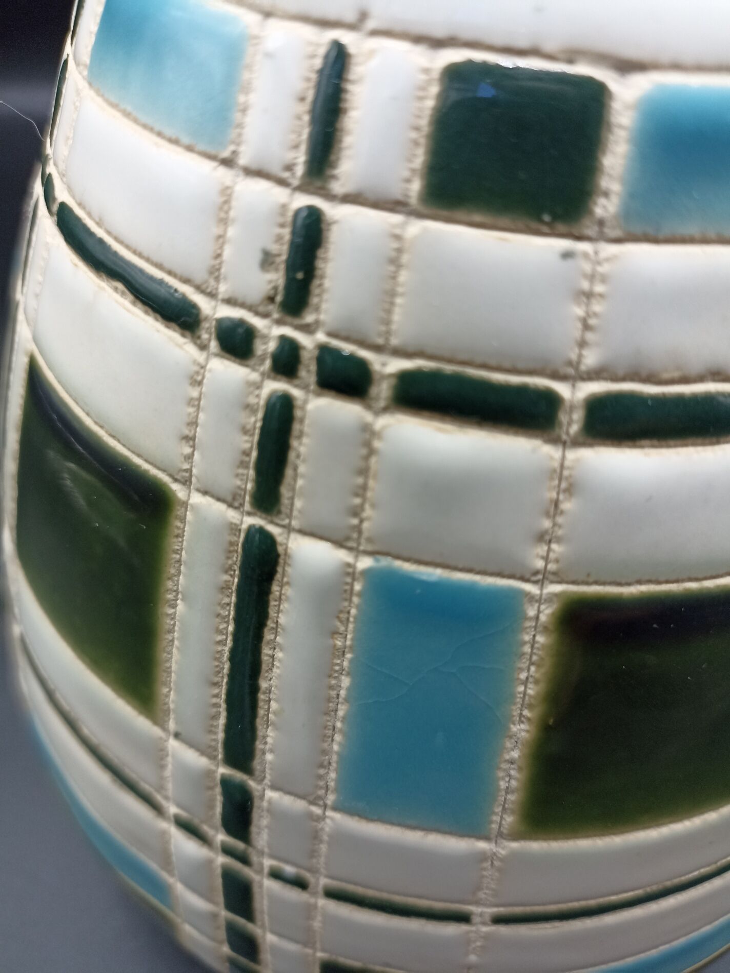 Vase en céramique émaillé à carreaux