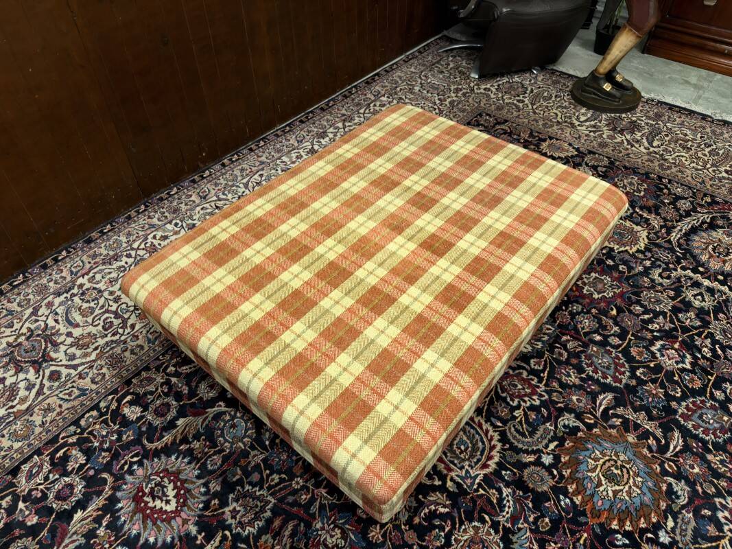 Grand pouf de table basse rembourré en anglais