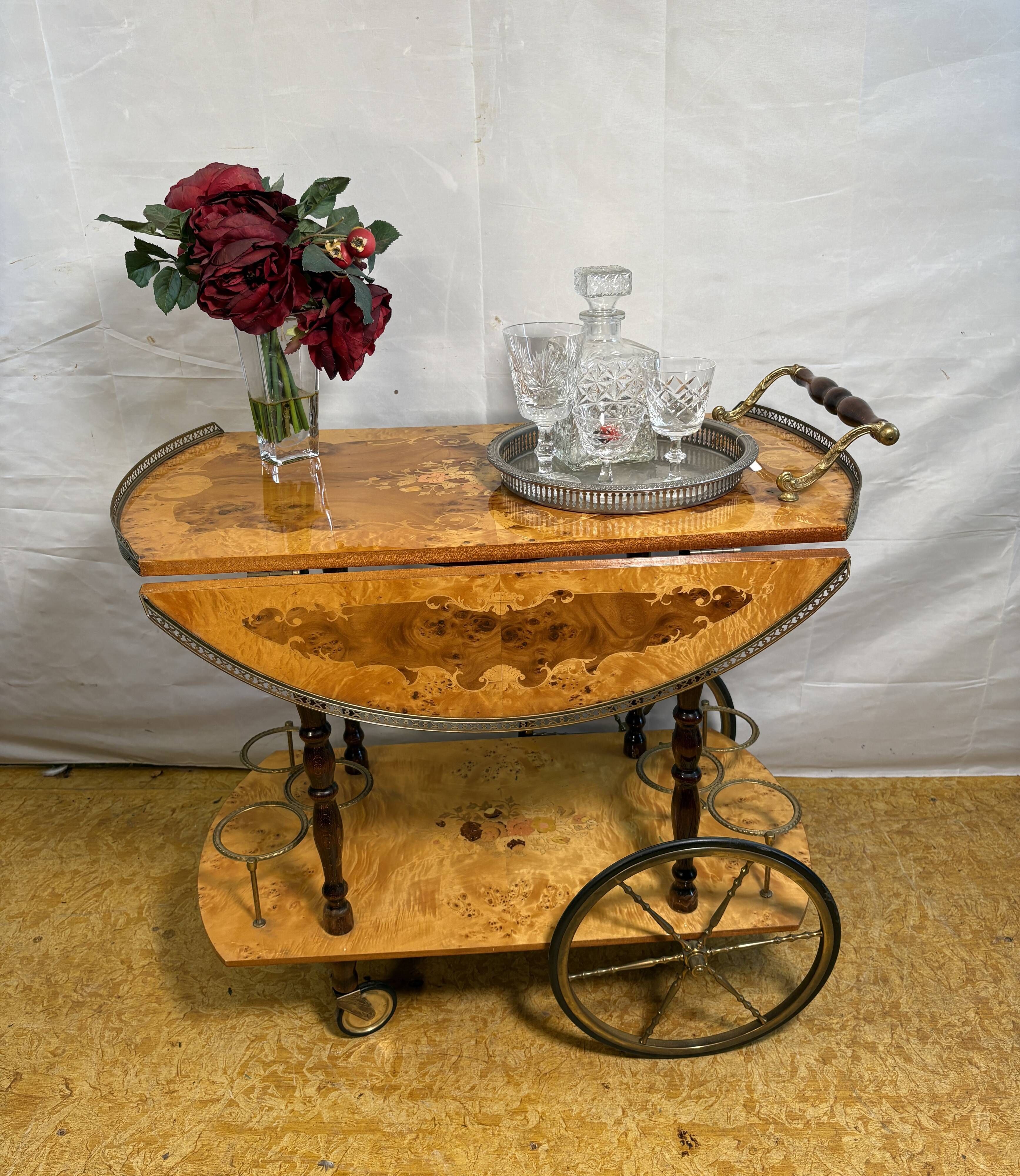 Chariot à boissons en noyer incrusté Sorrento vintage italien | Environ années 1970 | Coppe