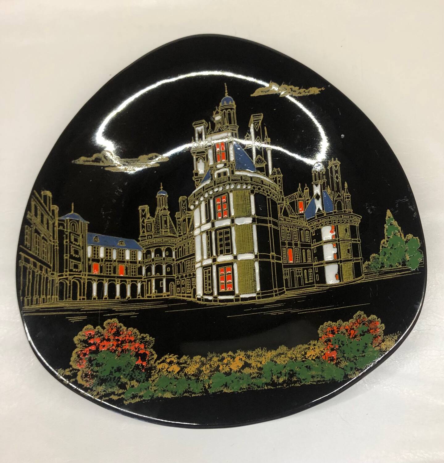 Plat en céramique de Longwy, décor Chambord par Valenti