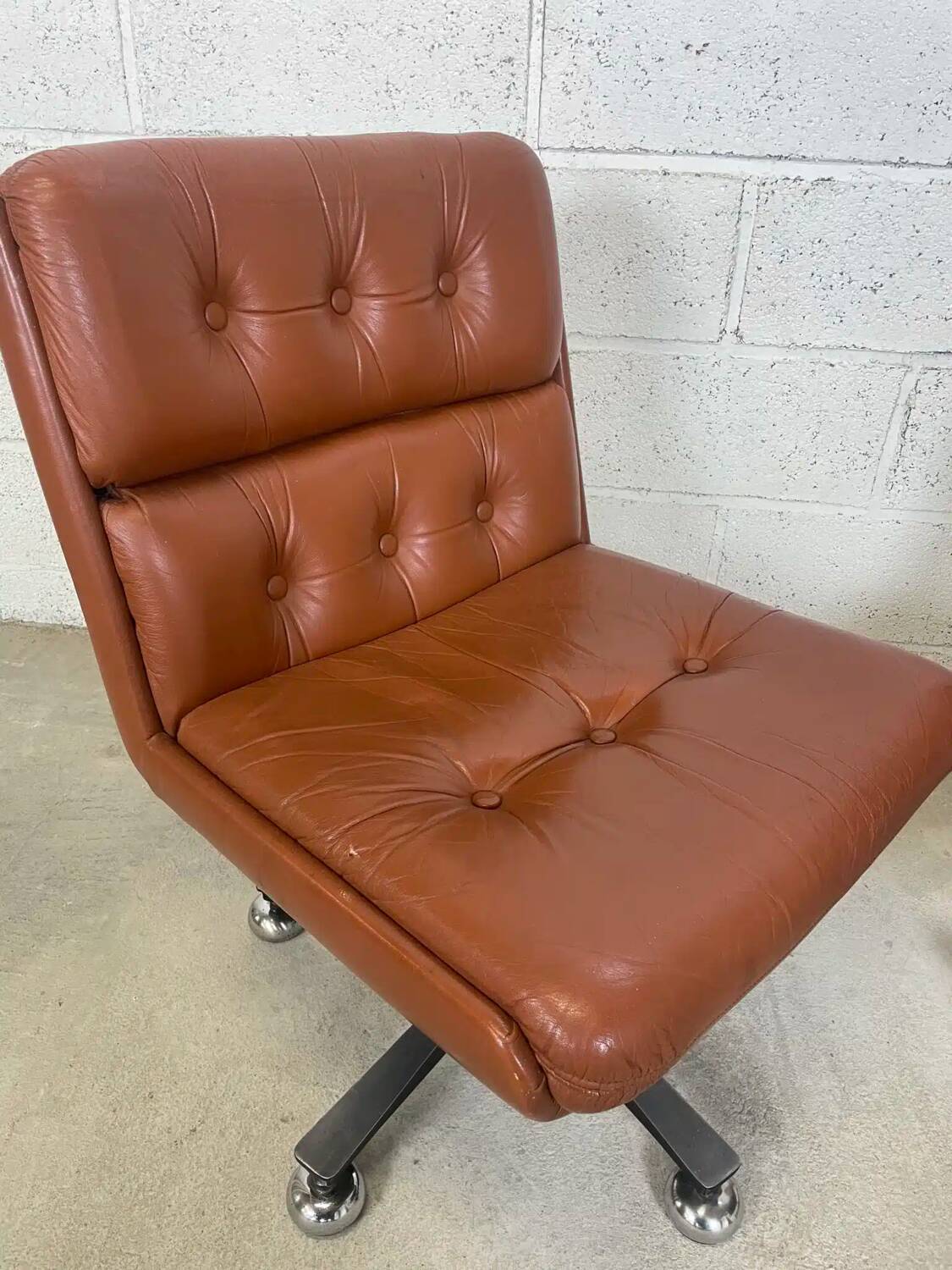Pair of brown leather armchairs 1980