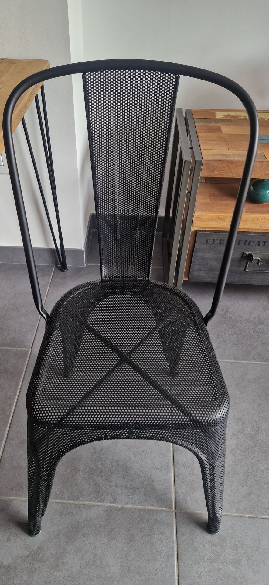 Chaise Tolix véritable, tôle perforée noire, état neuf