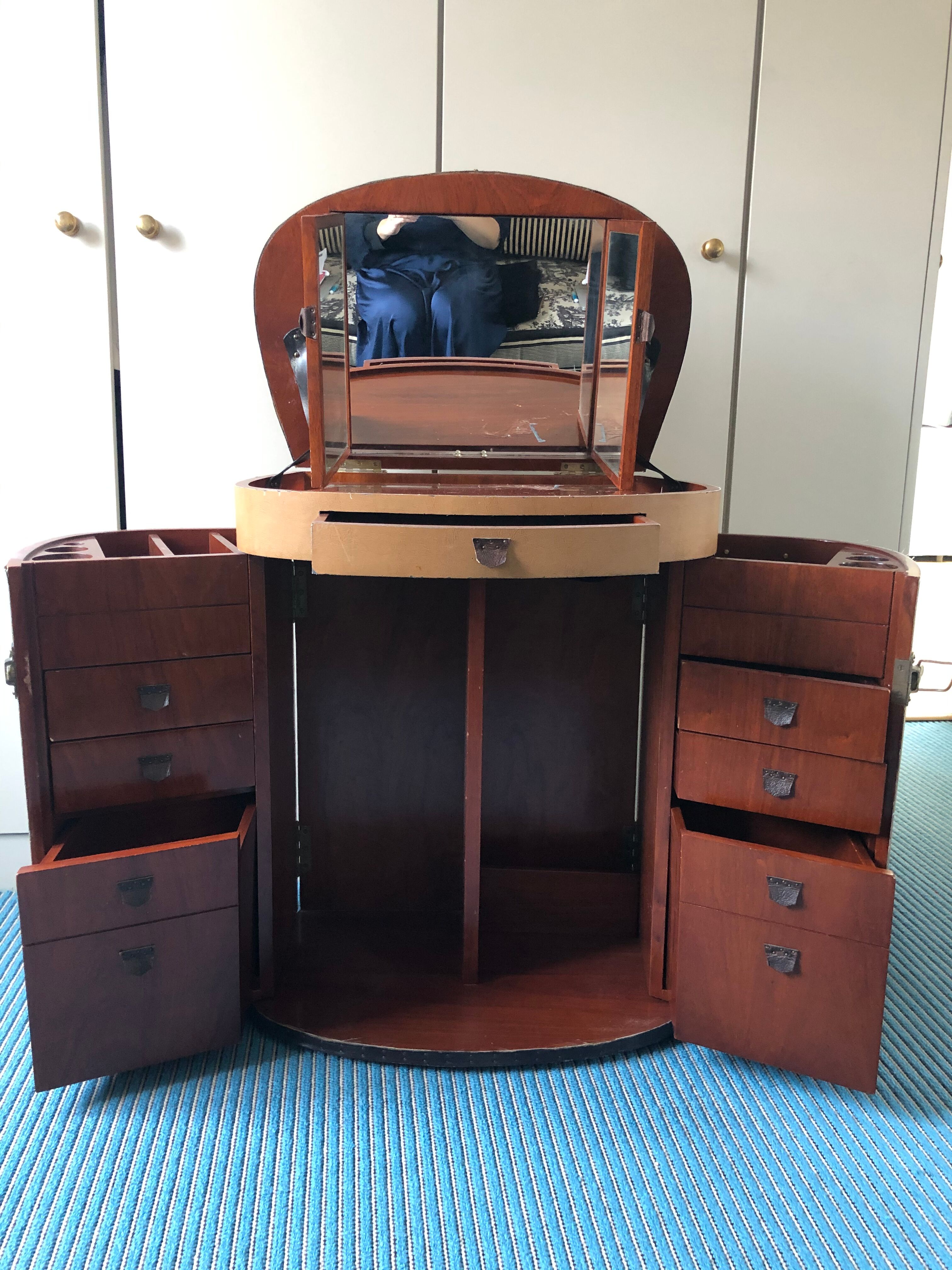 Travel dressing table