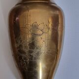 Vase en laiton sculpté