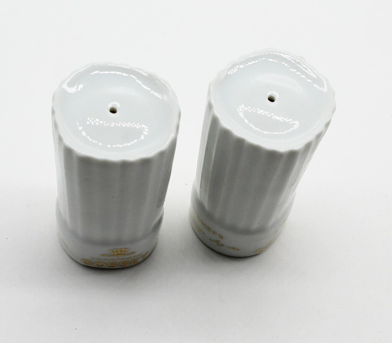 Salières en forme de toqués en céramique