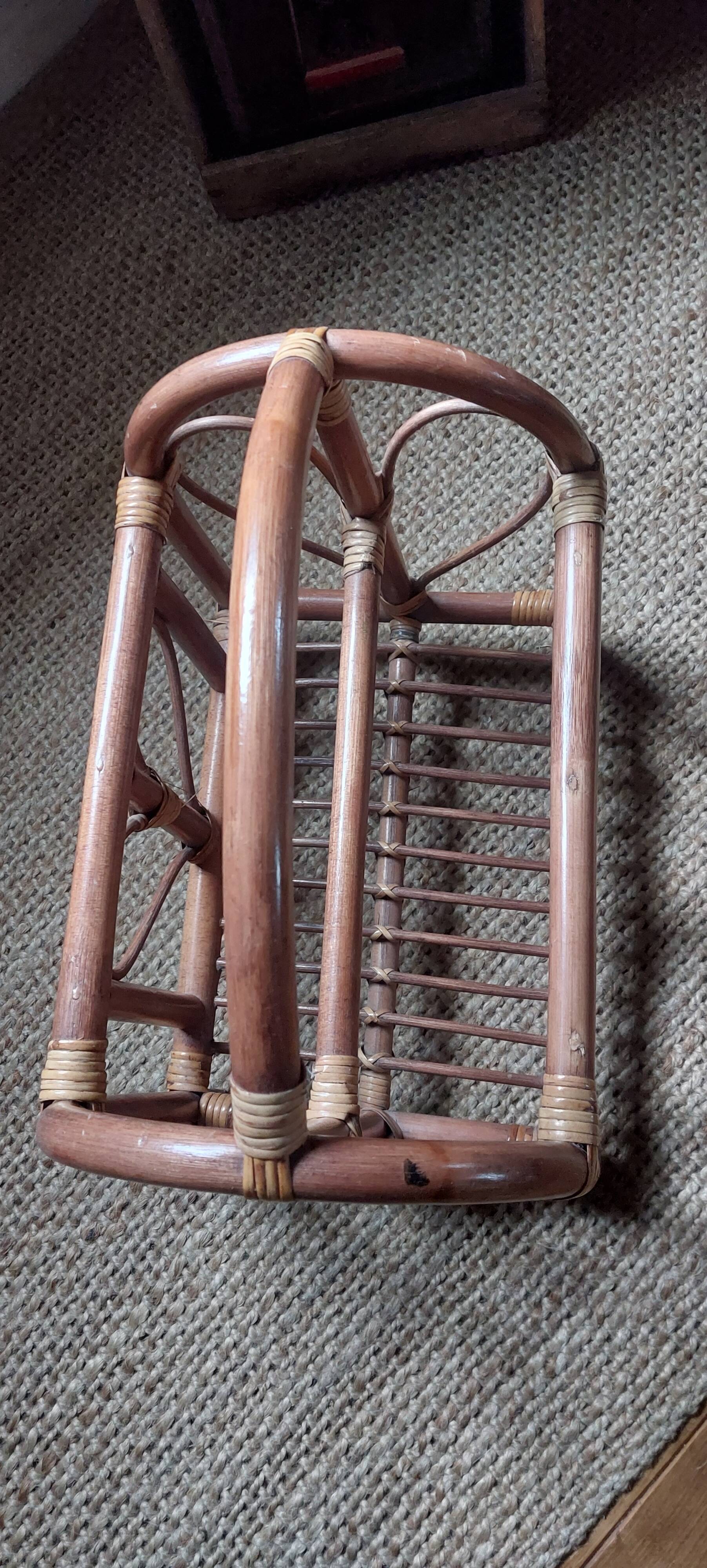 Porte revues en rotin