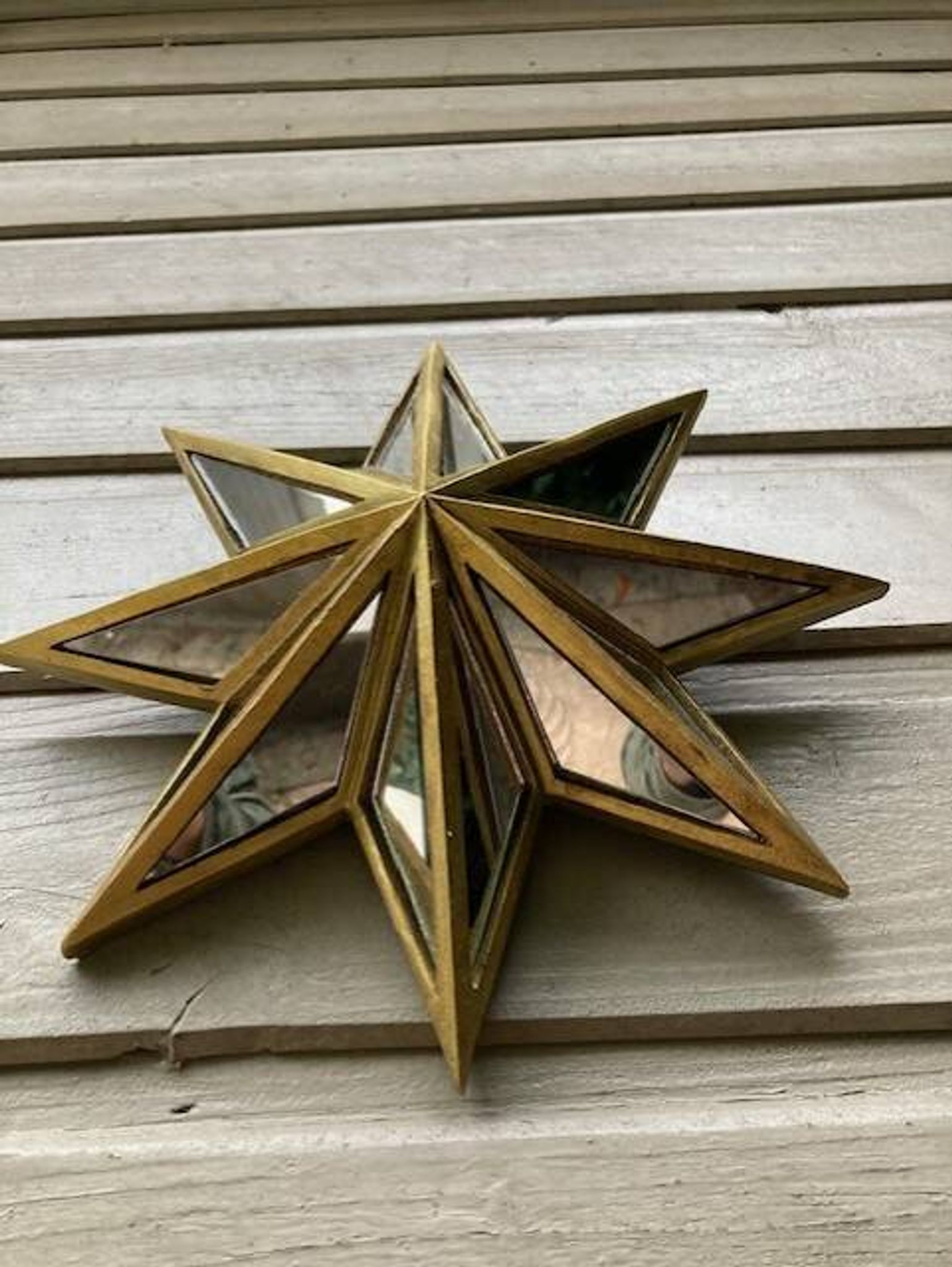 Star-shaped mirror