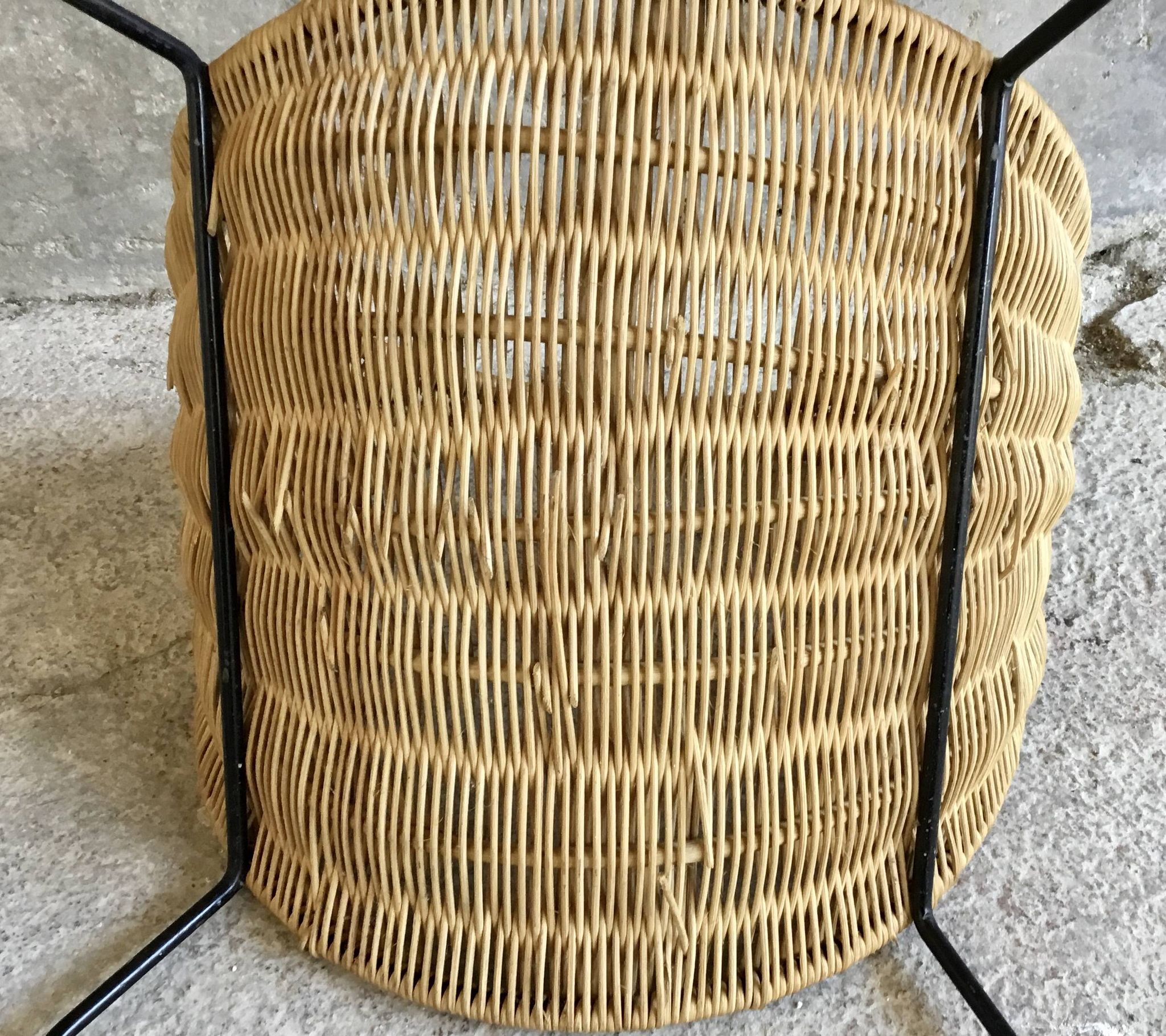 Magazine rack or log holder in wicker and metal - 1950s design