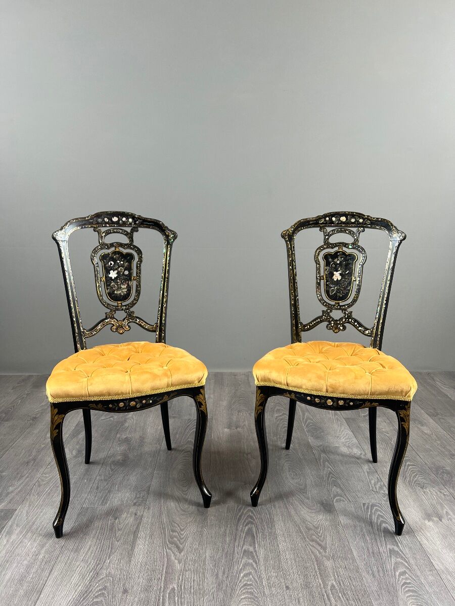 Paire de chaises Napoléon III marquetées et incrustées de nacre, XIXe Siècle