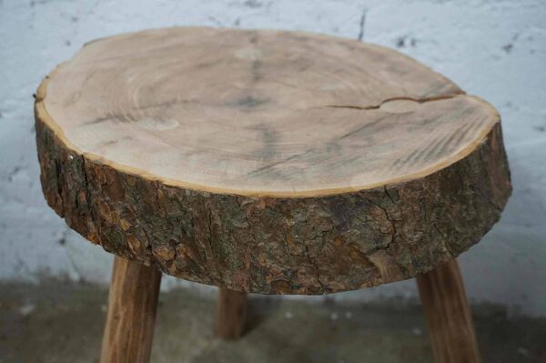 Tabouret, table d'appoint tripode brutaliste en bois brut