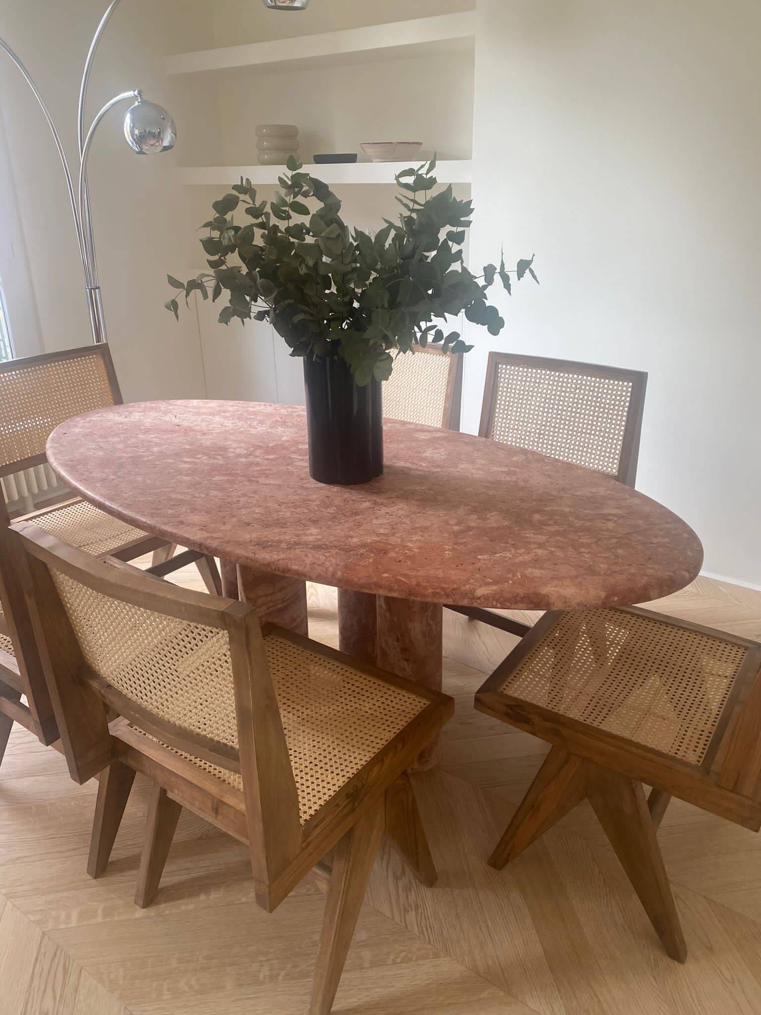 Table à manger ovale en travertin rouge Mario avec pieds en colonne par My Habitat Design