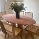 Table à manger ovale en travertin rouge Mario avec pieds en colonne par My Habitat Design