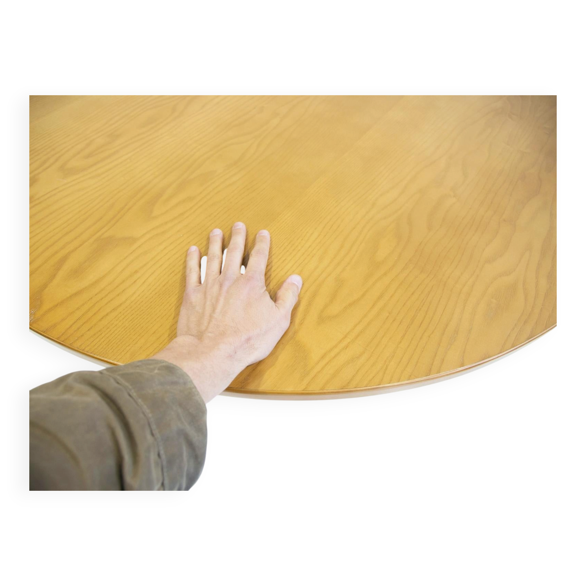 Round dining table in Wood Wood with brass details.