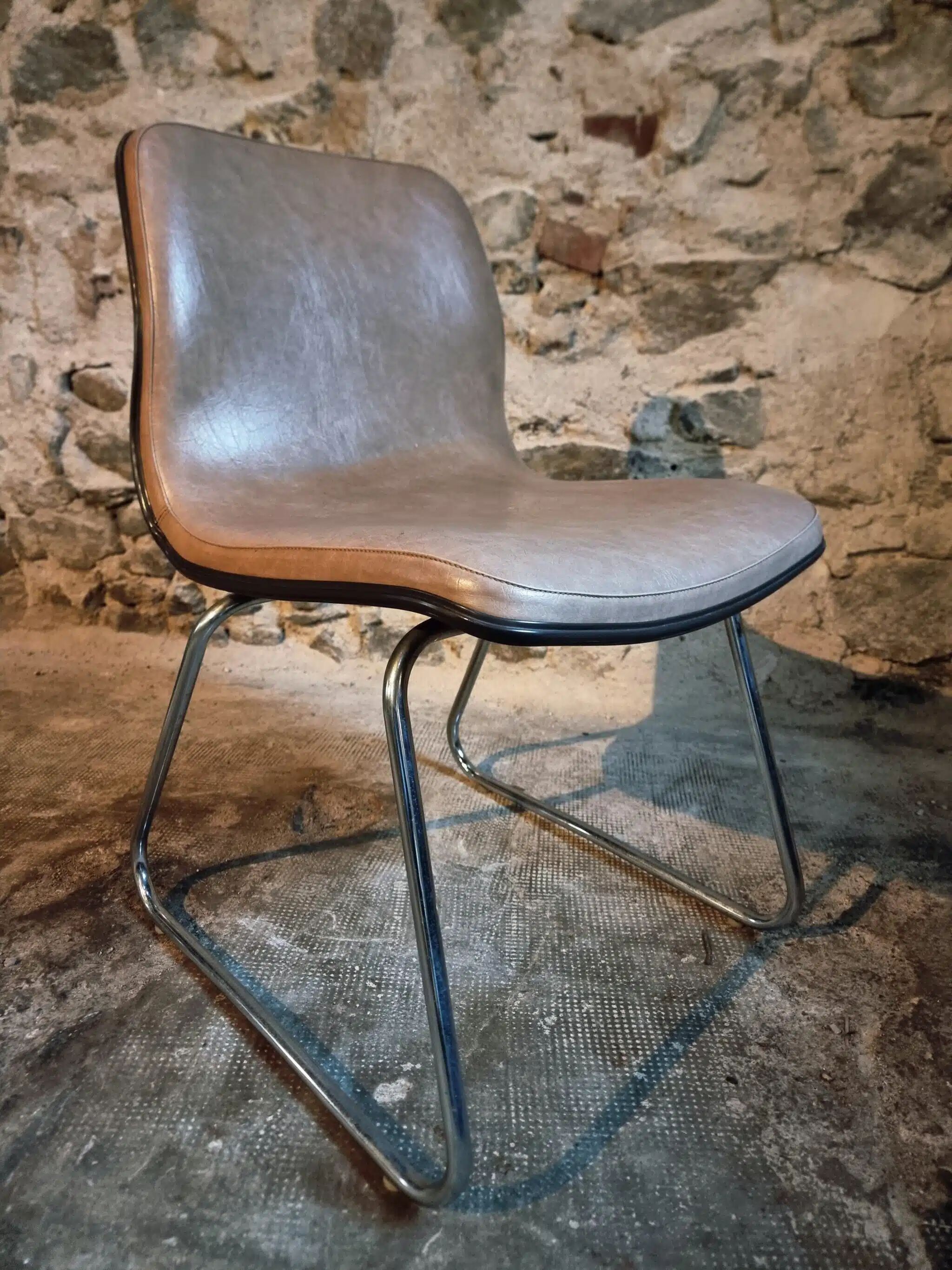 Ensemble de quatre chaises vintage françaises à piètement luge en vinyle beige-taupe, 1976