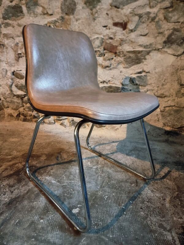 Ensemble de quatre chaises vintage françaises à piètement luge en vinyle beige-taupe, 1976