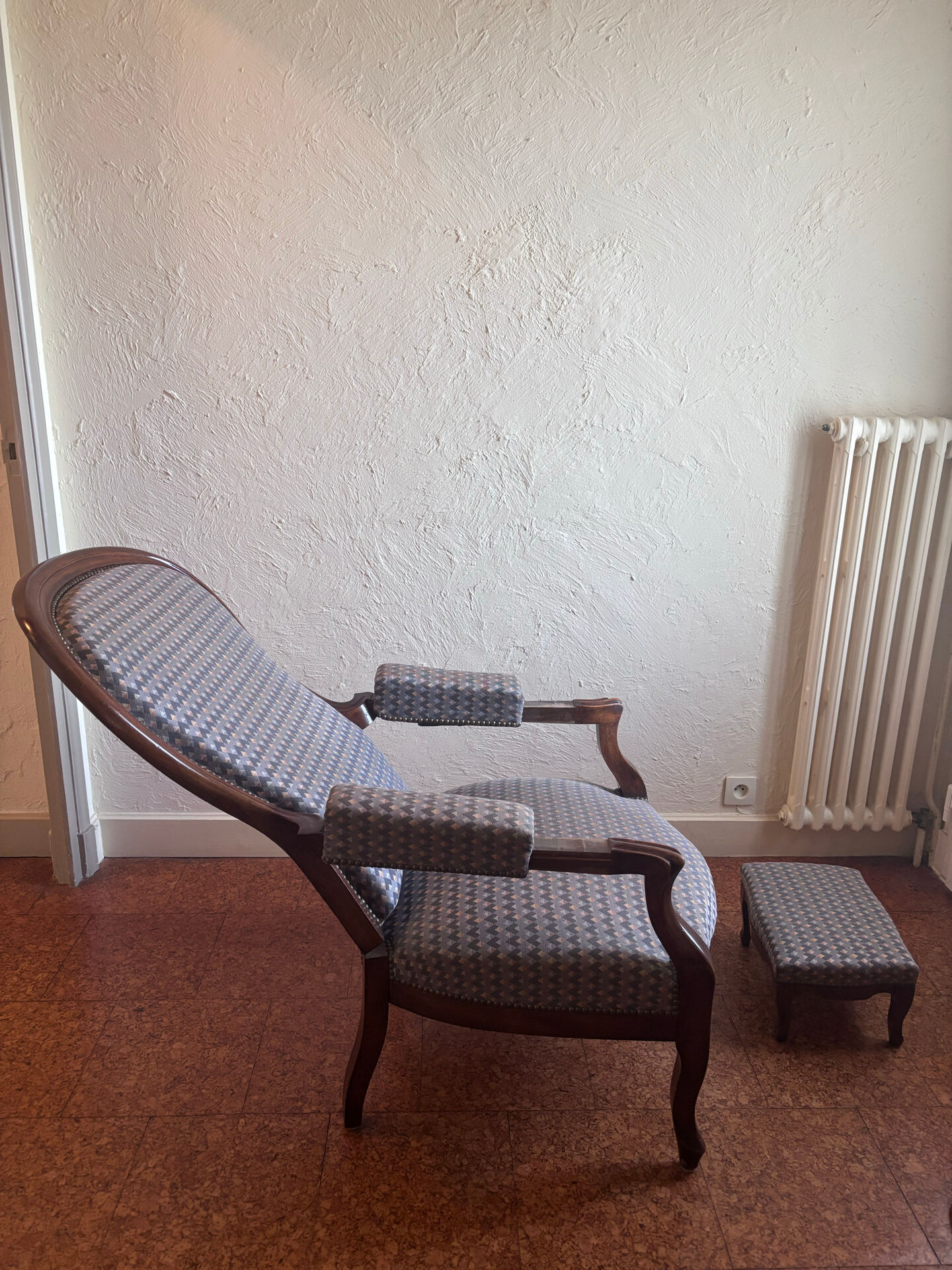 Ensemble fauteuil Voltaire à système inclinable et son repose-pied
