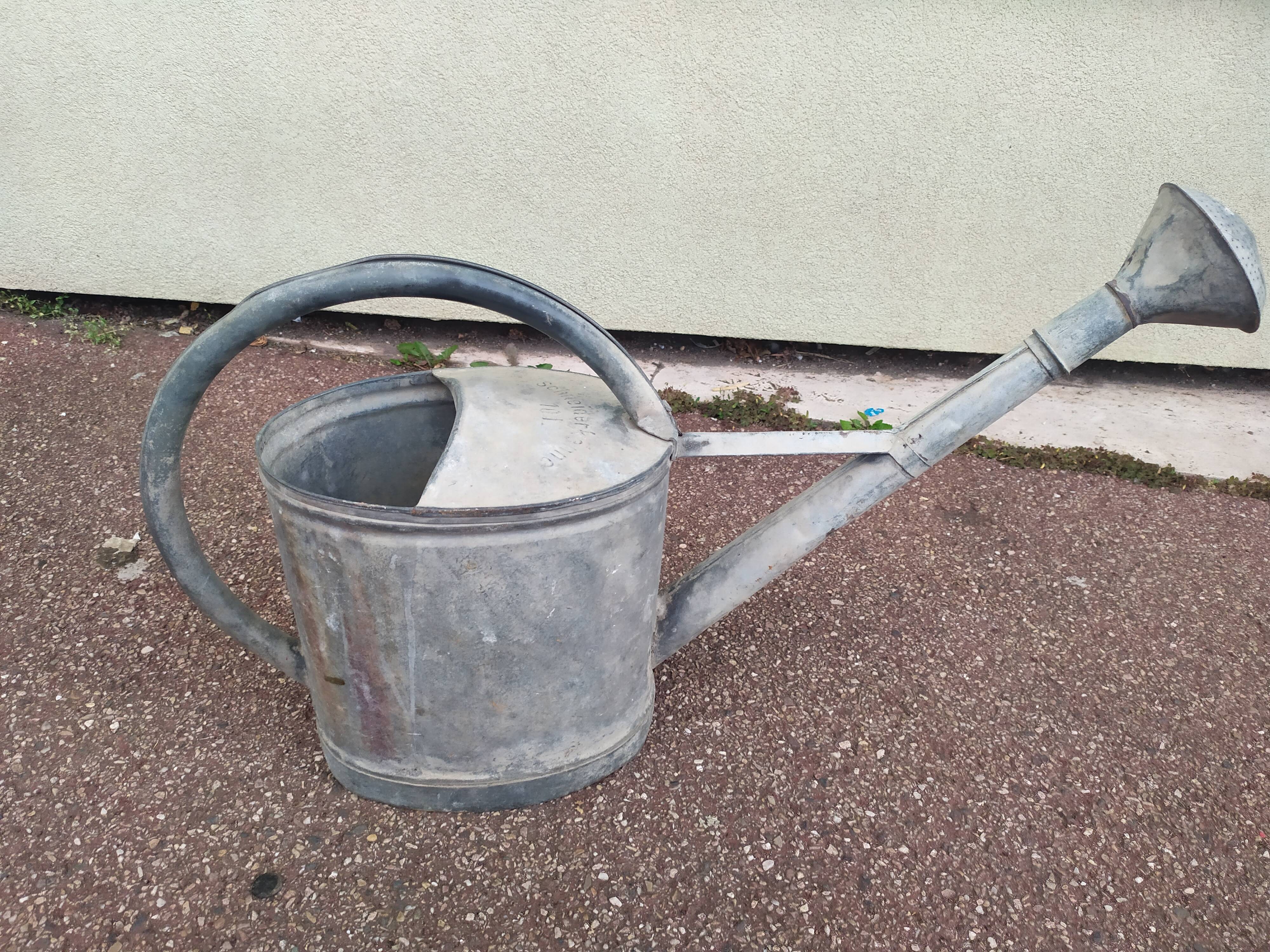 Zinc watering can + pommel - german