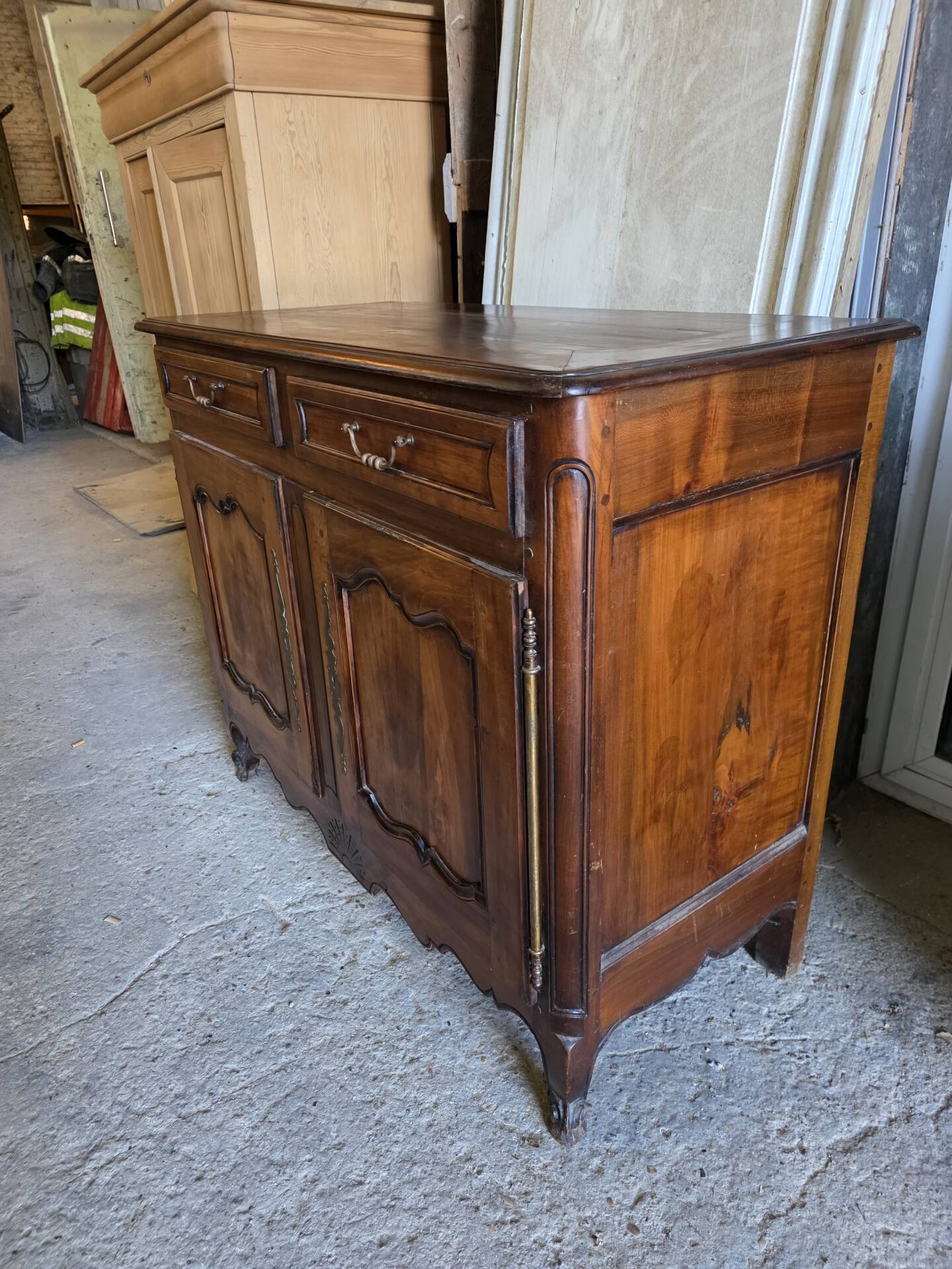 Buffet bas style Louis XV en merisier 