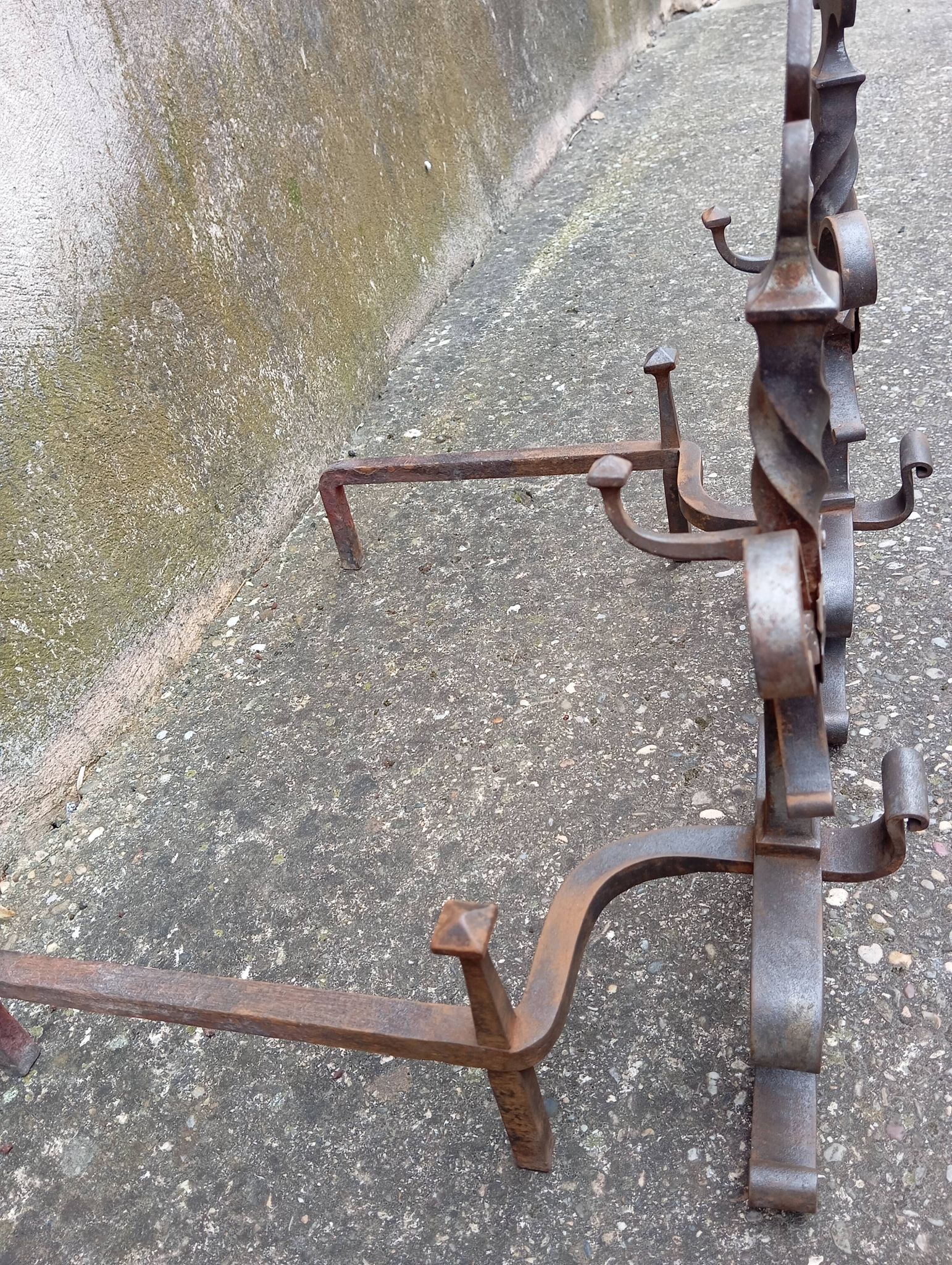Pair of fleur-de-lys pattern andiron