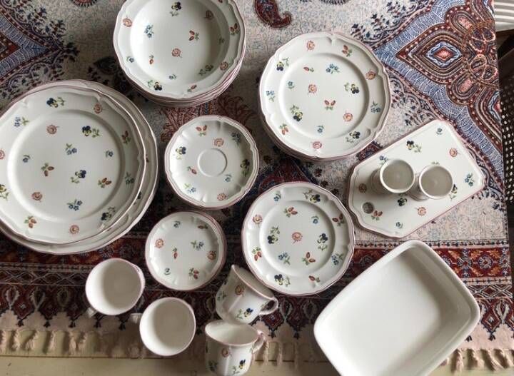 Villeroy & Boch 'Petite Fleur' comprehensive dinner, tea and coffee service for six per