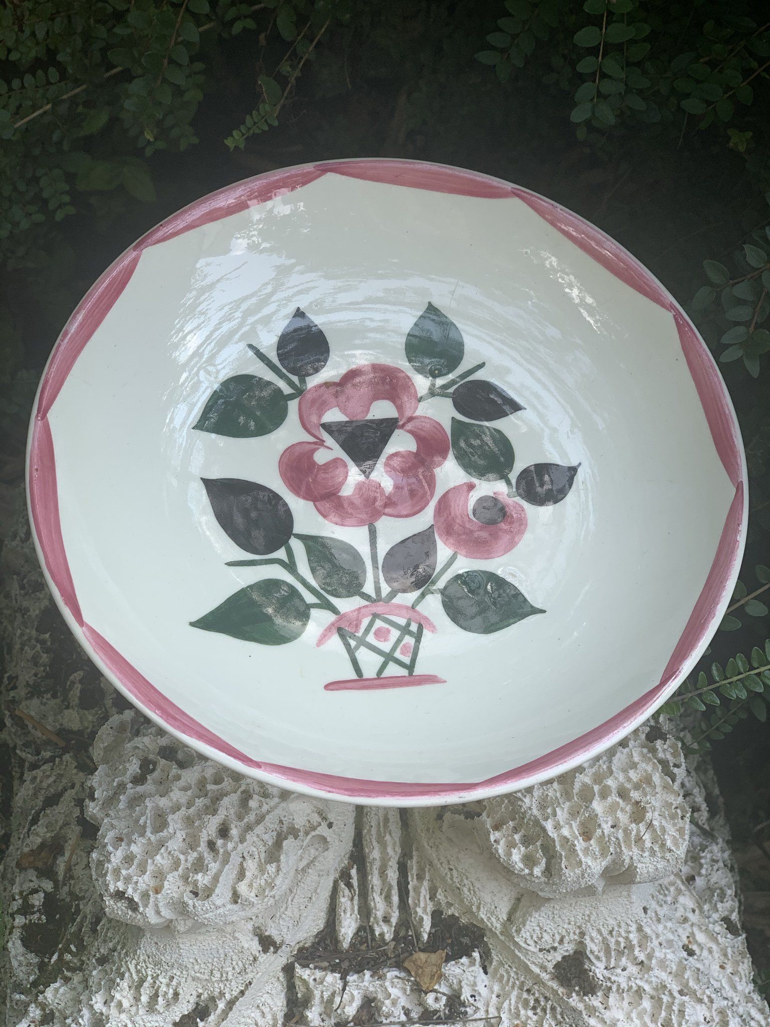 Coupe à fruits sur piédouche en faïence HBCM service Saïda 1920