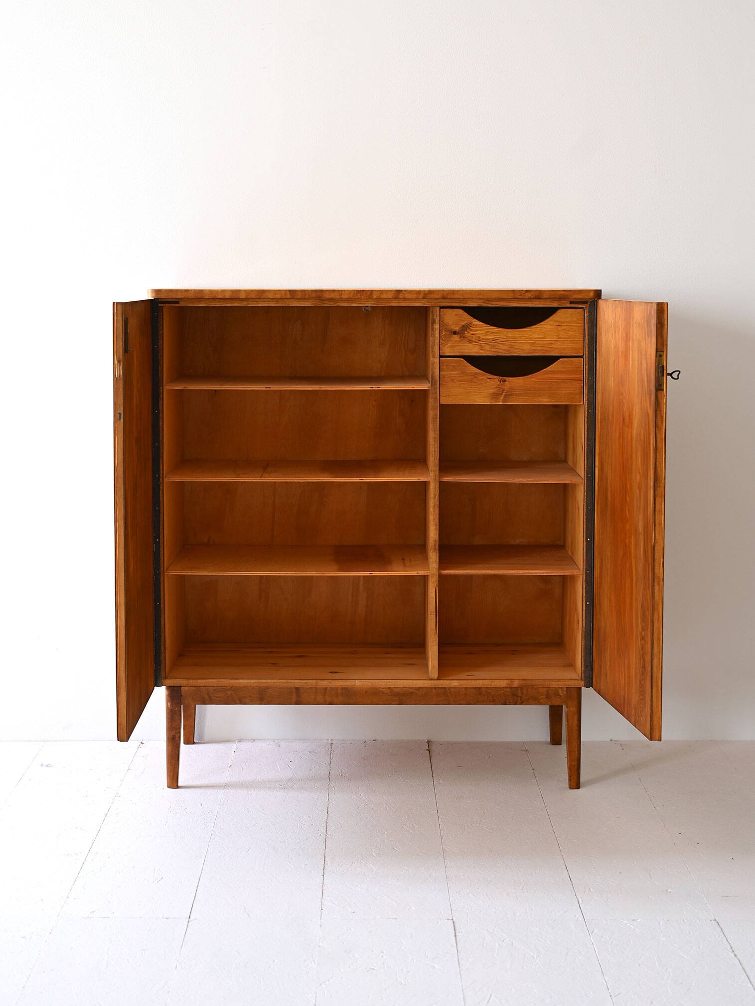 Armoire vintage scandinave