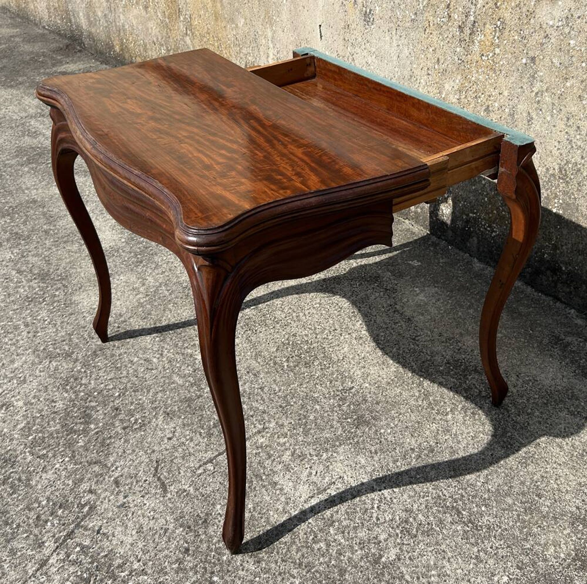 Table de jeu en bois d'acajou Napoléon III, 18ème siècle