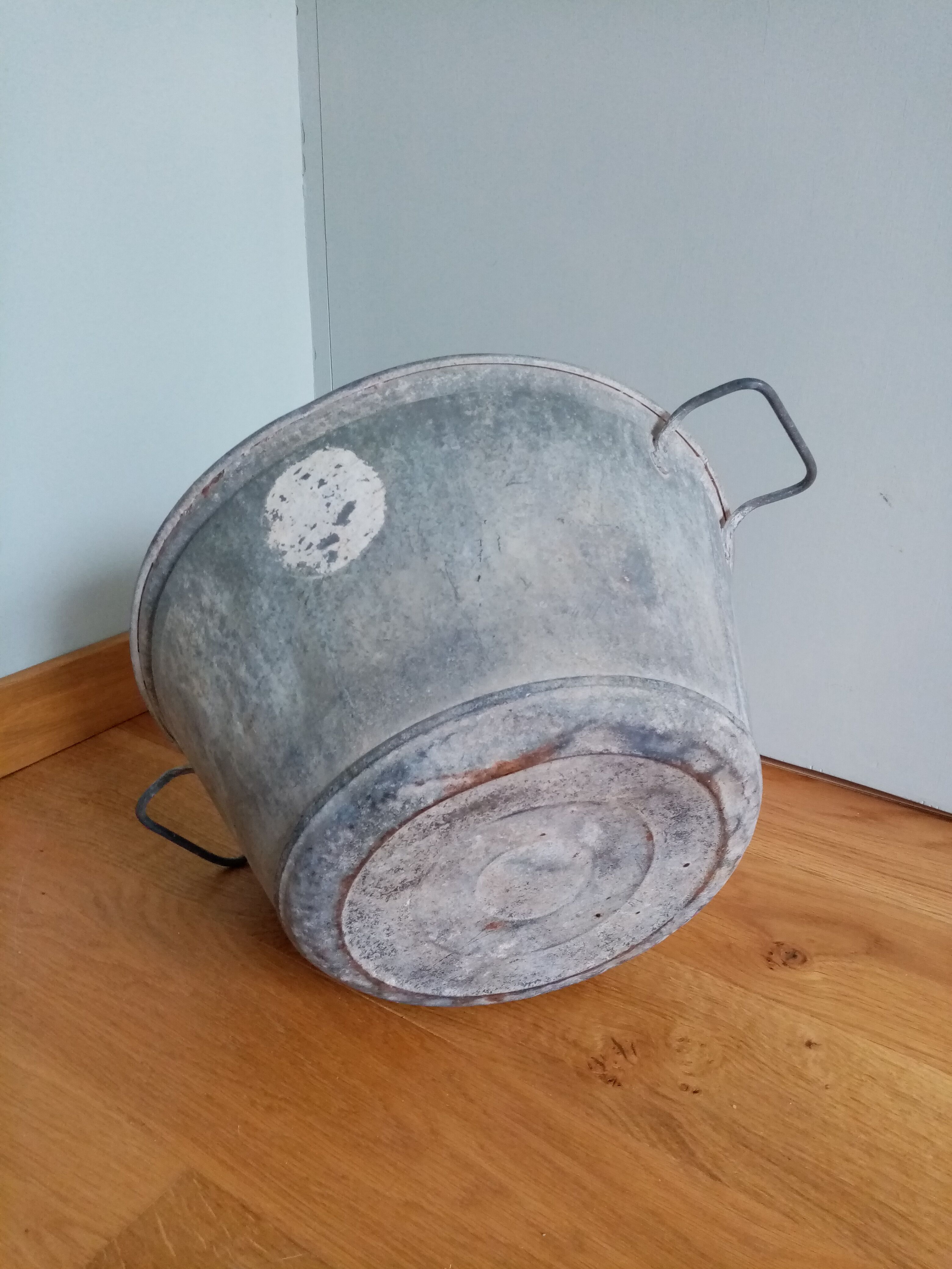 Zinc basin with handles