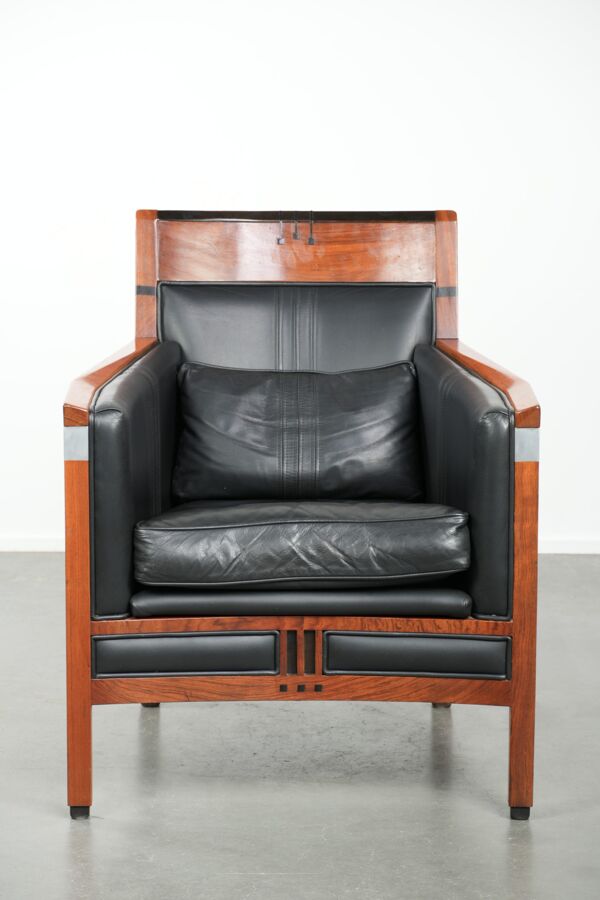 Fauteuil en cuir noir au design Art Déco en bon état.