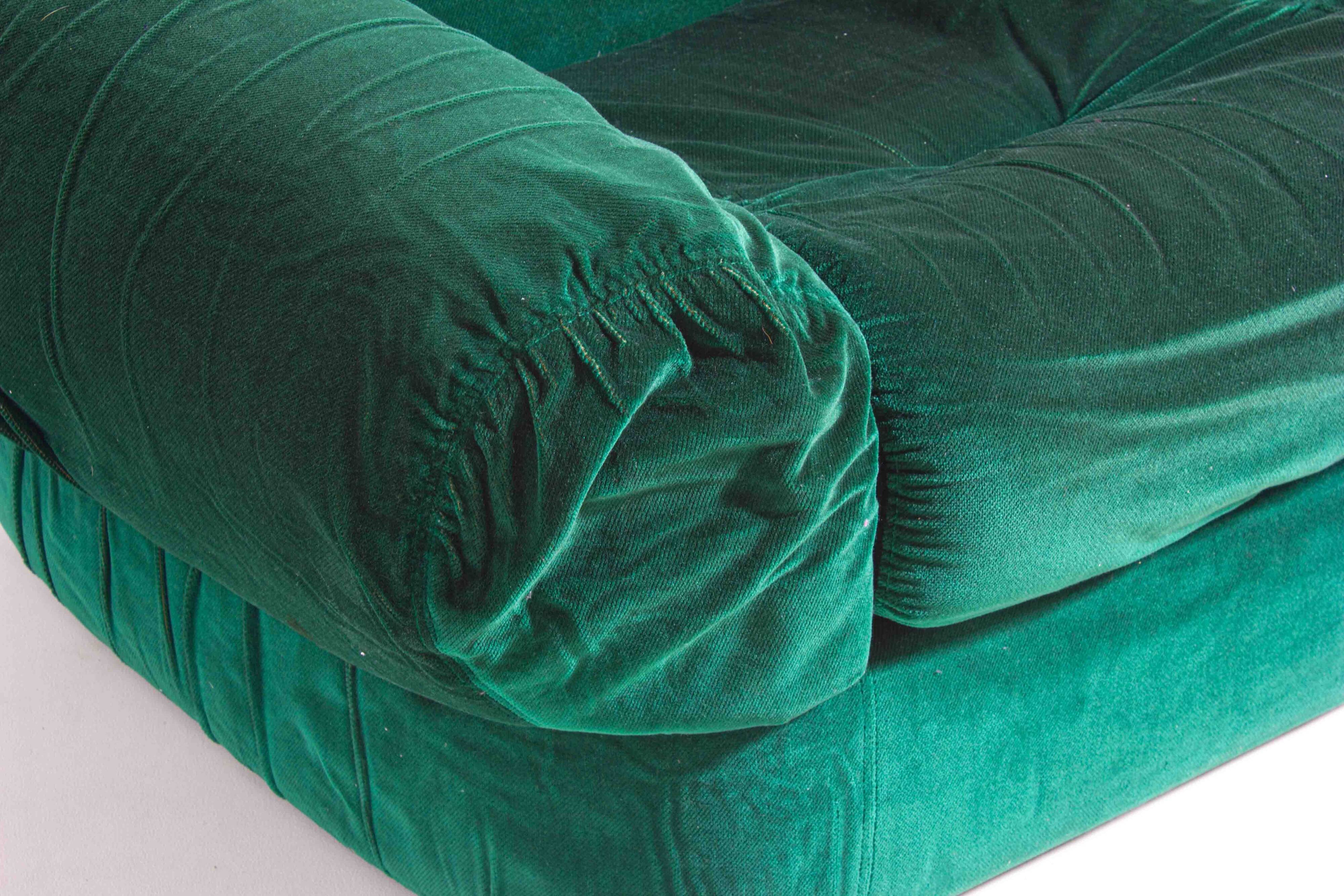 Paire de fauteuils de salon en velours vert, Italie, années 1970