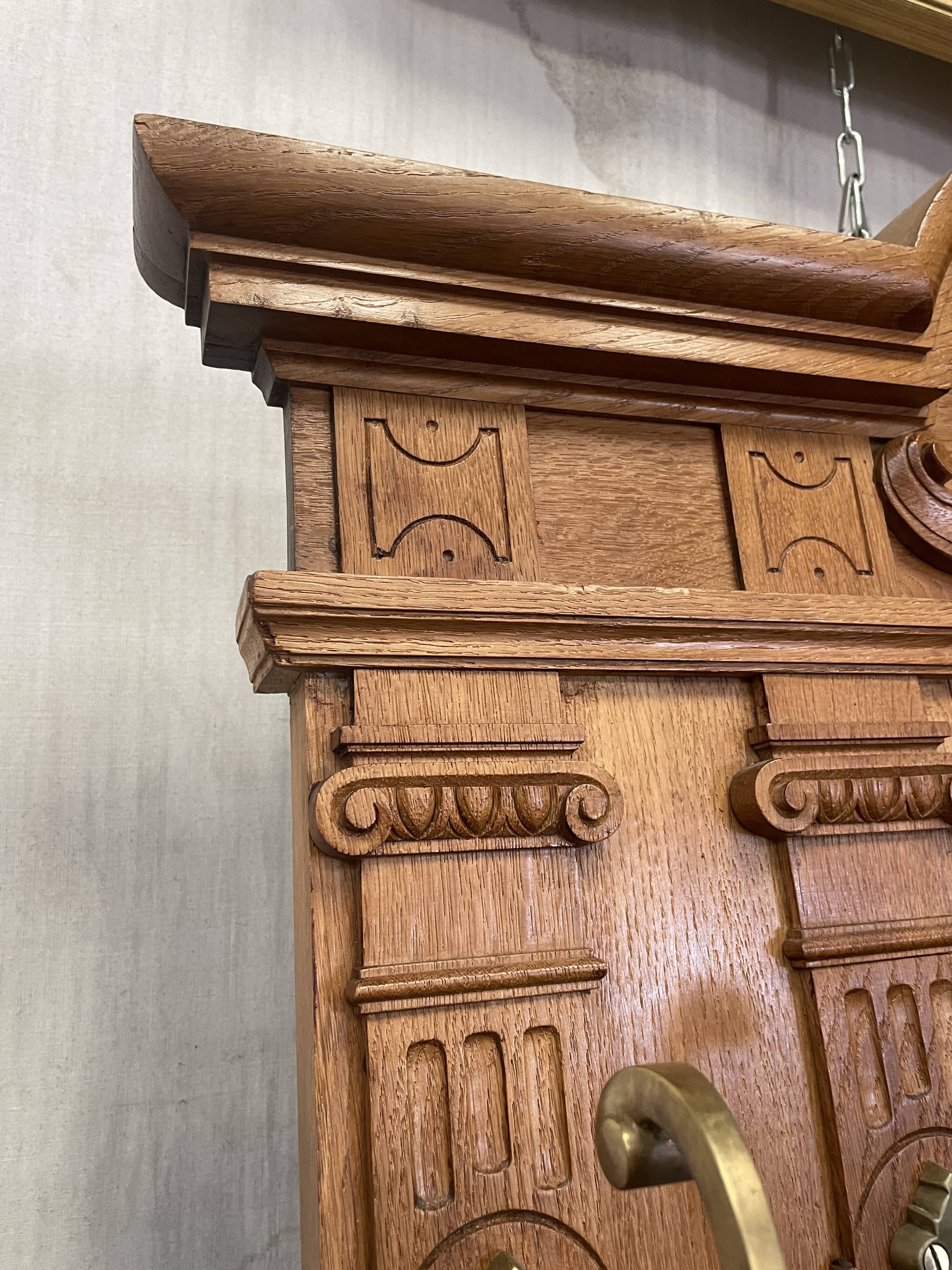 Vestiaire d’entrée en chêne et laiton 1900