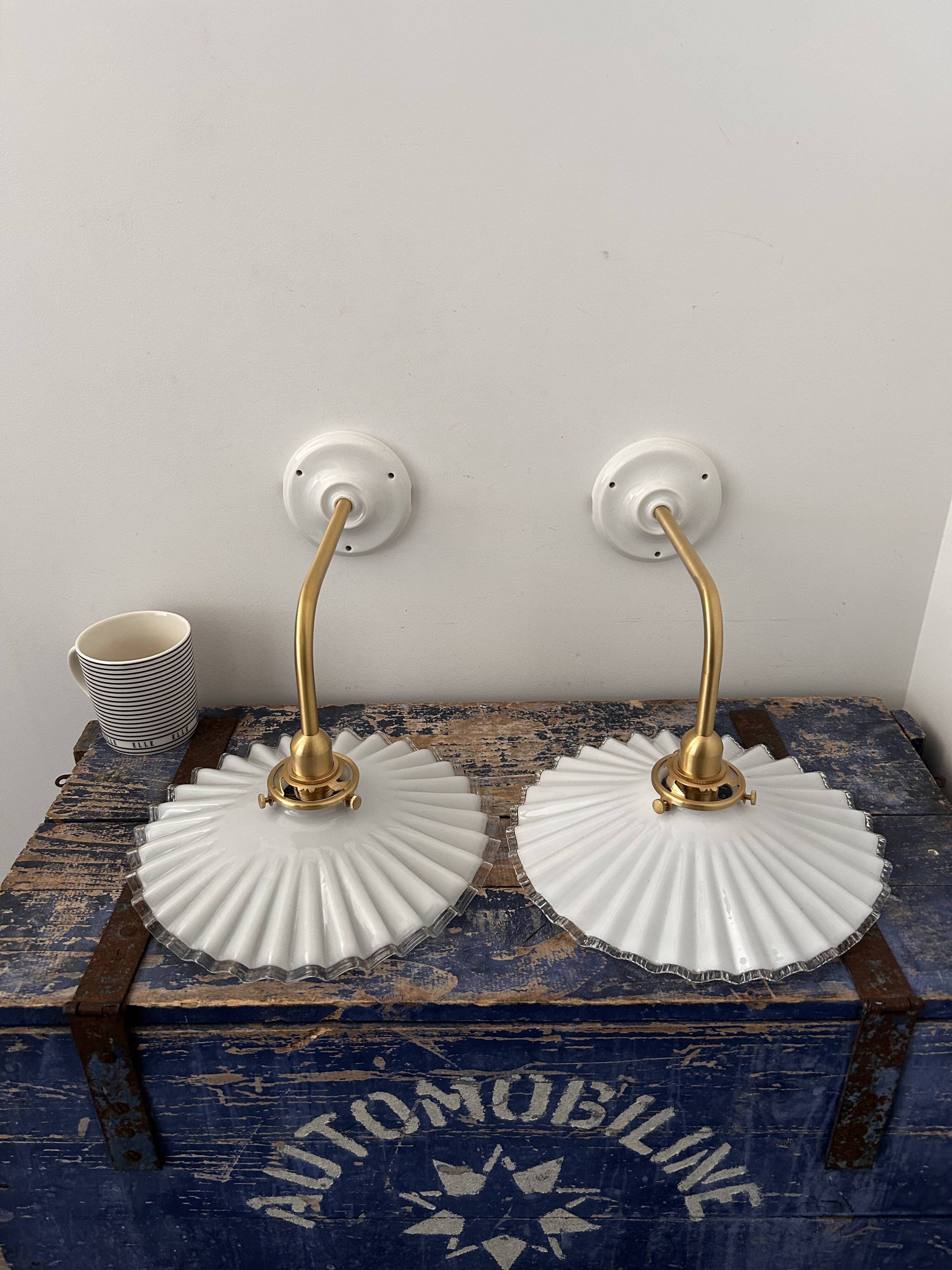 Paire d’appliques vintage en opaline plissée
