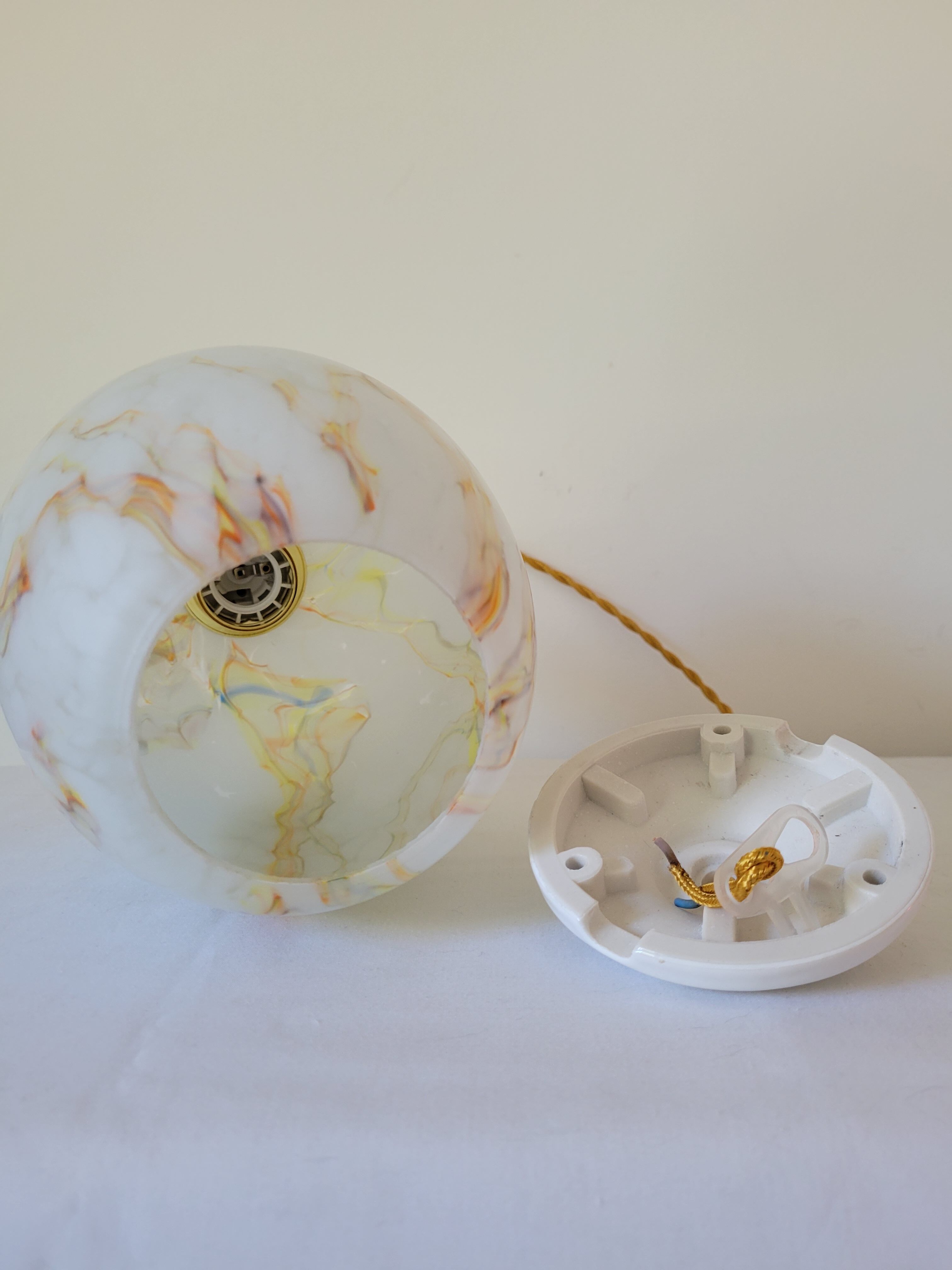 Marbled opaline suspension
