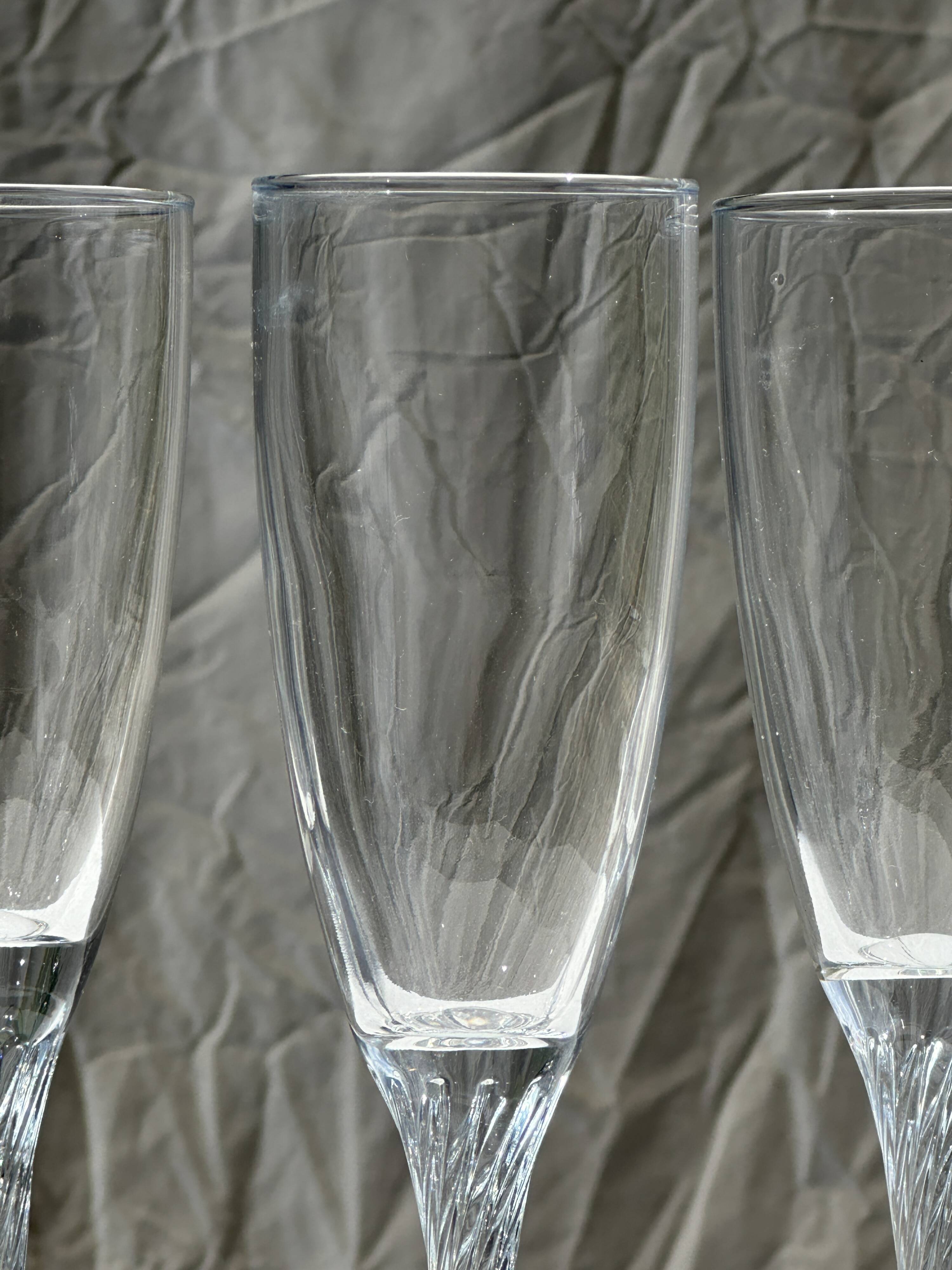Set of 5 glass champagne flutes with twisted ribbed base