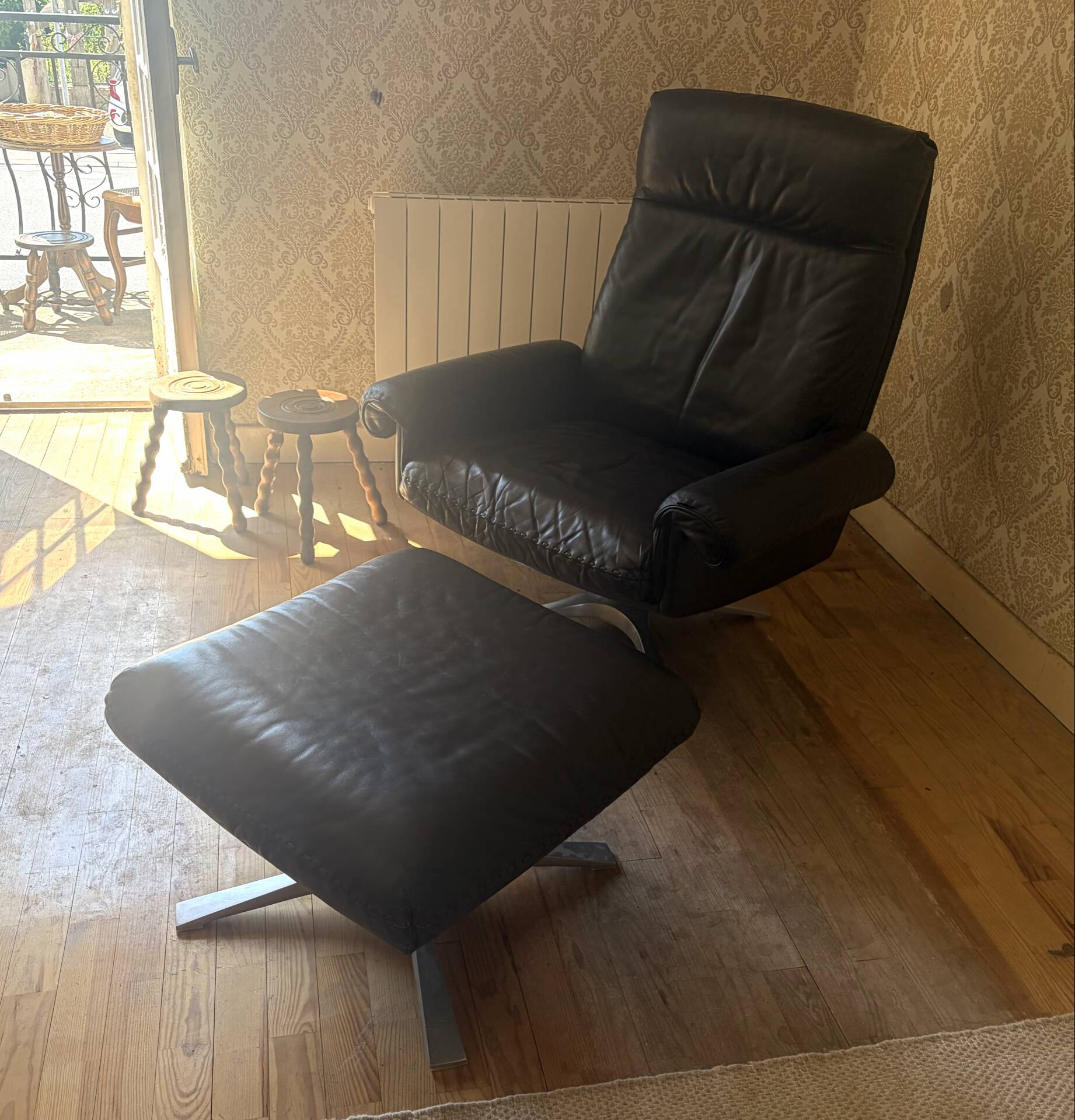 High back lounge chair + Hocker in leather by De Sede model DS-31