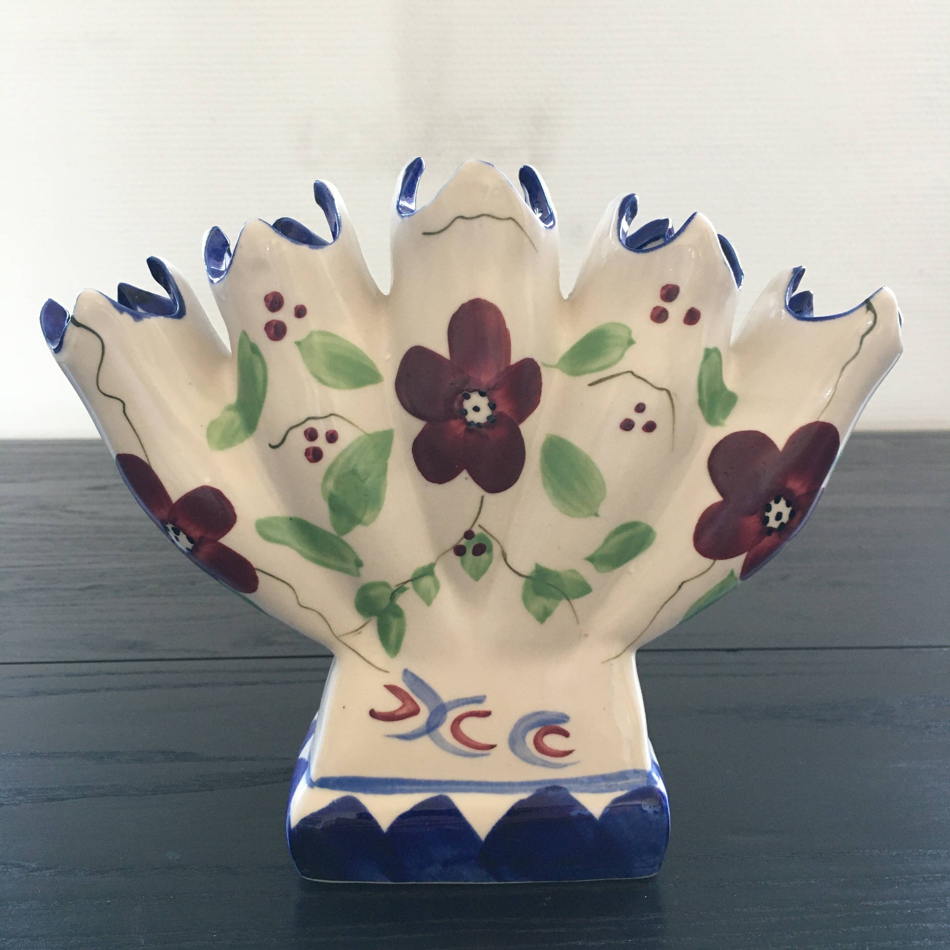 Fan vase with floral decoration